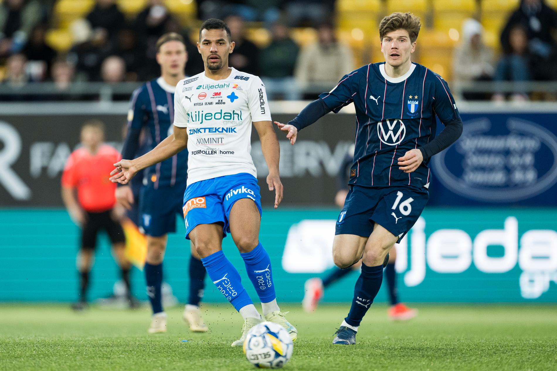 Värnamos Wenderson Oliveira do Nascimento i duell med Malmö FF:s Oliver Berg.