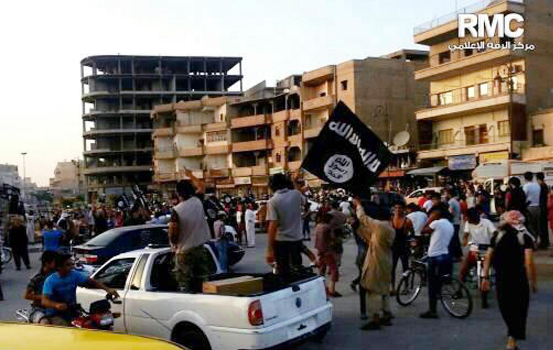 Terrorgruppen IS på ett torg i Raqqa, Syrien.