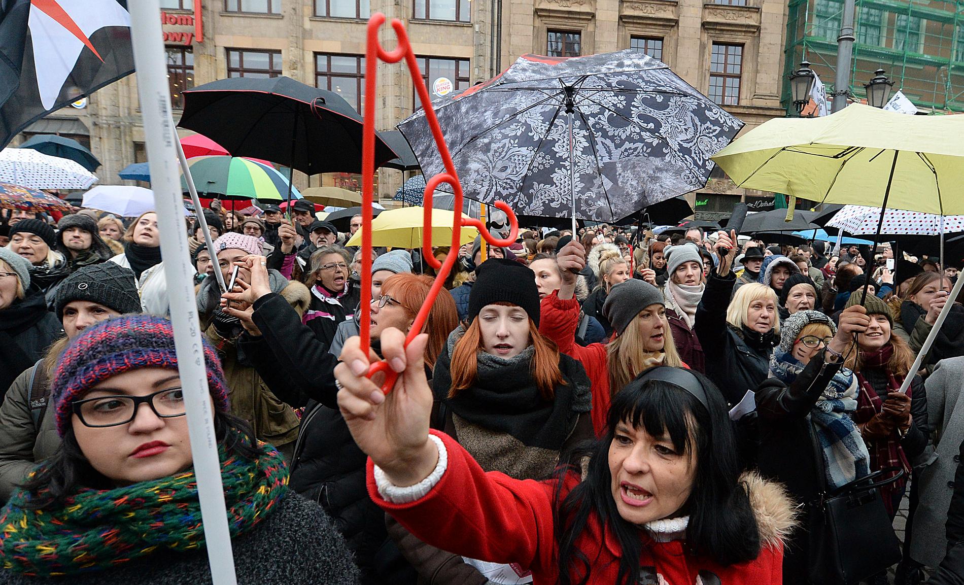 Demonstration mot skärpt abortlagstiftning i Polen i mars förra året. Arkivbild.