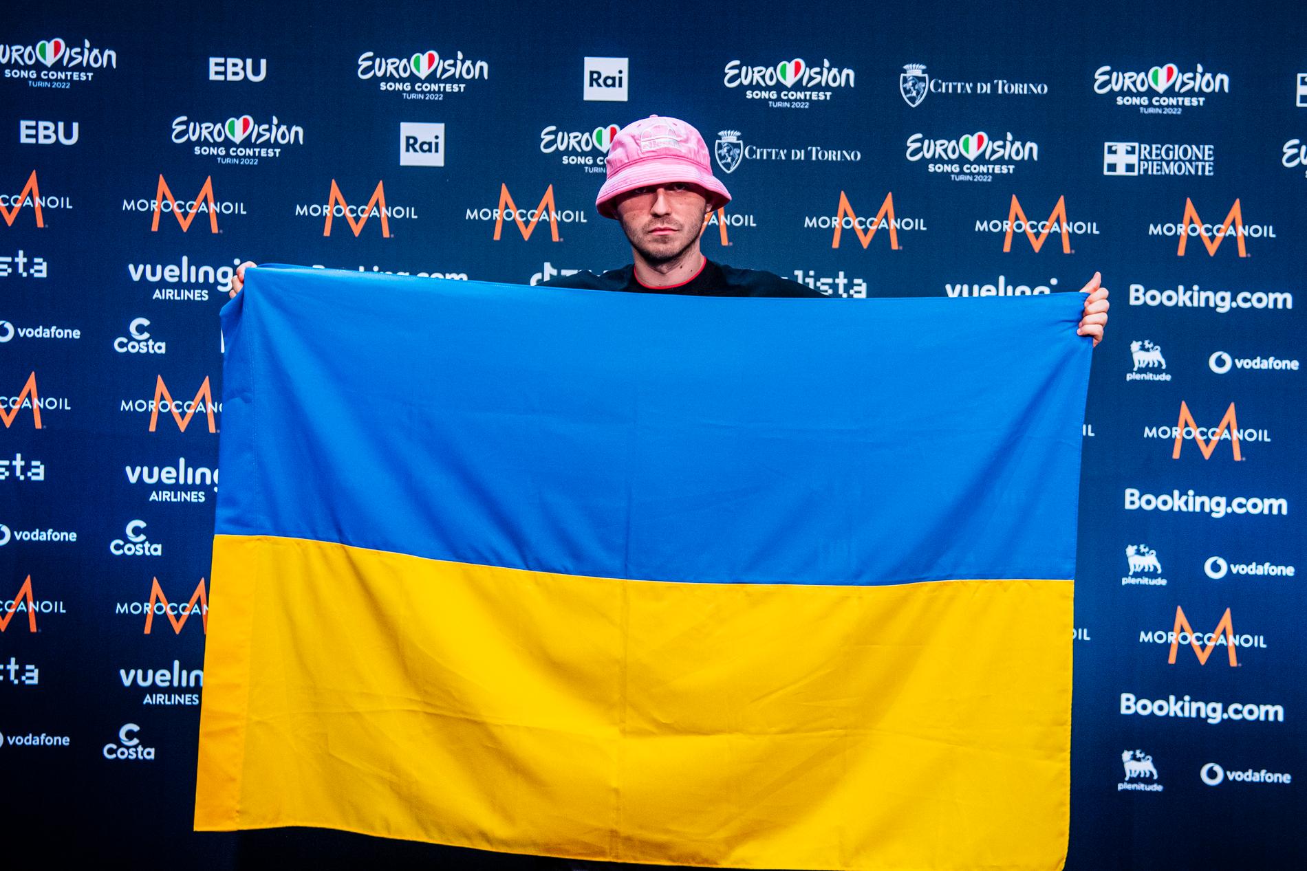 Oleh Psiuk med Ukrainas flagga efter att Kalush Orchestra säkrat en finalplats i Eurovision.