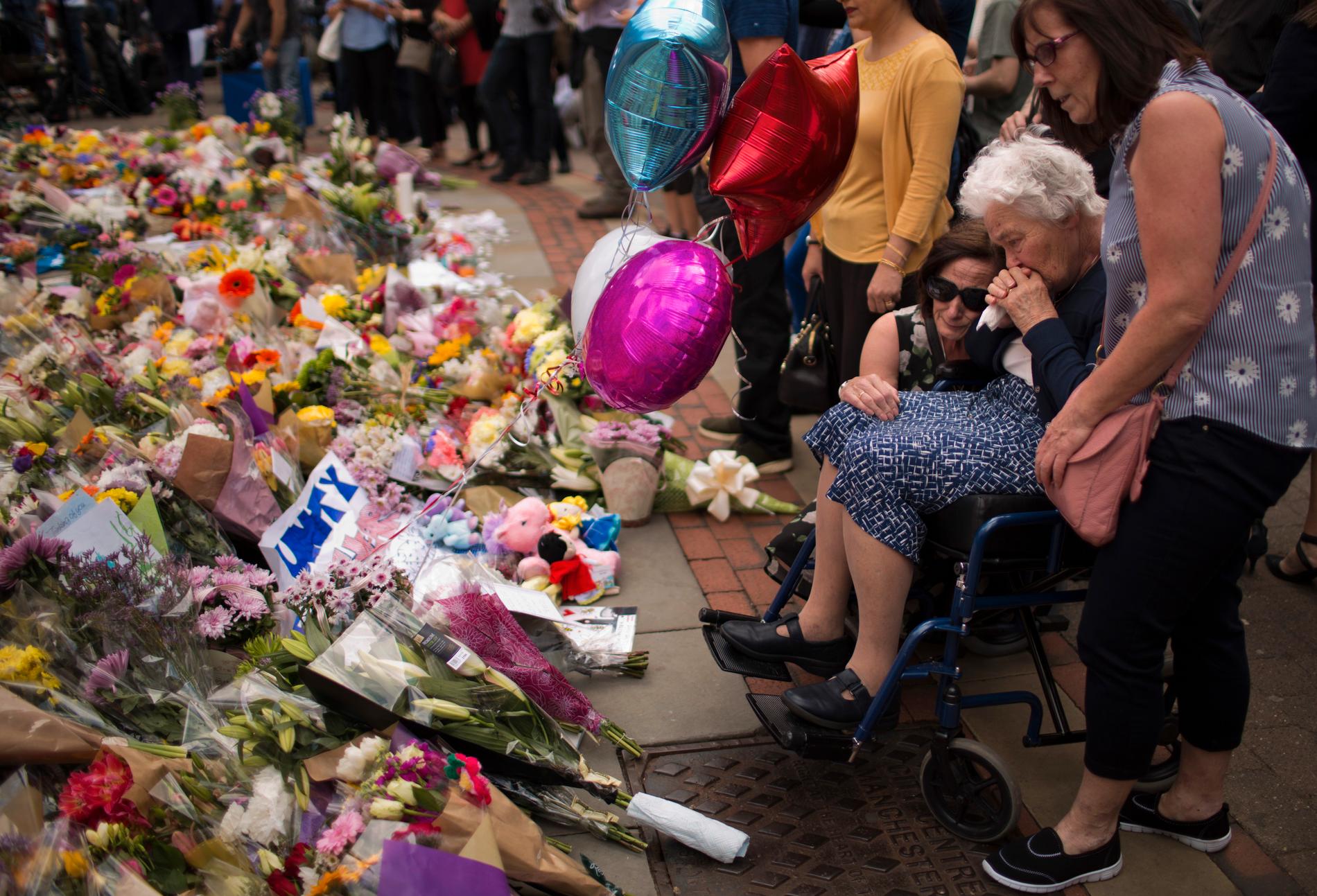 Flera hedrade offren för terrordådet i Manchester för två år sedan genom att lägga blommor vid ett av stadens torg. Arkivbild.