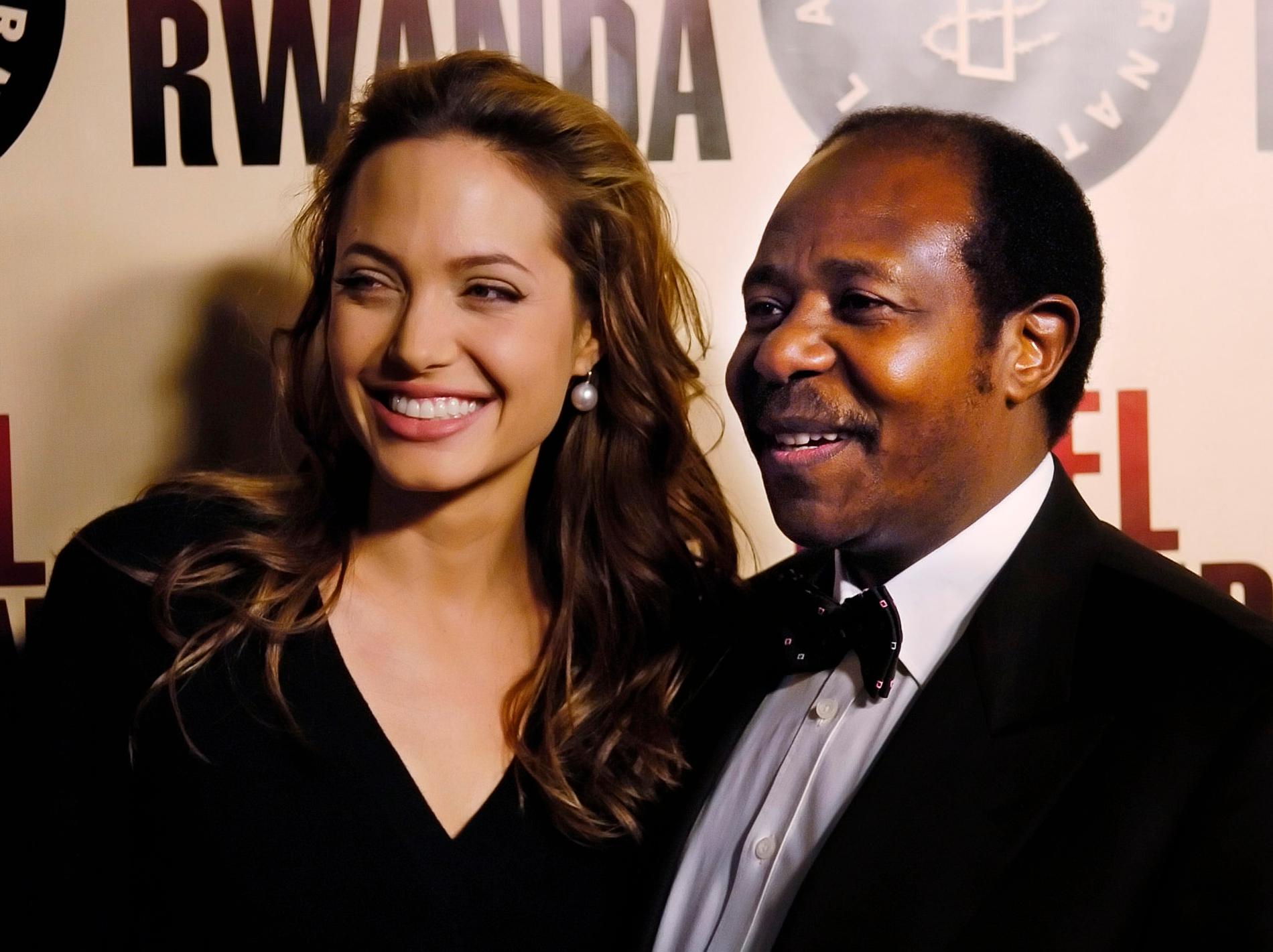 Angelina Jolie och Paul Rusesabagina under premiären för Hotel Rwanda.