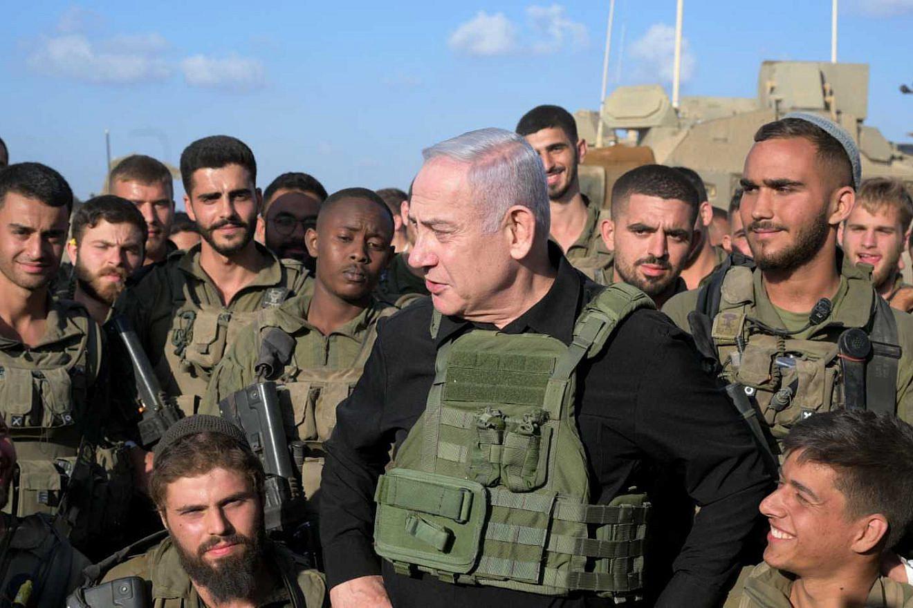 Israels premiärminister Benjamin Netanyahu med israeliska soldater på gränsen till Gazaremsan.
