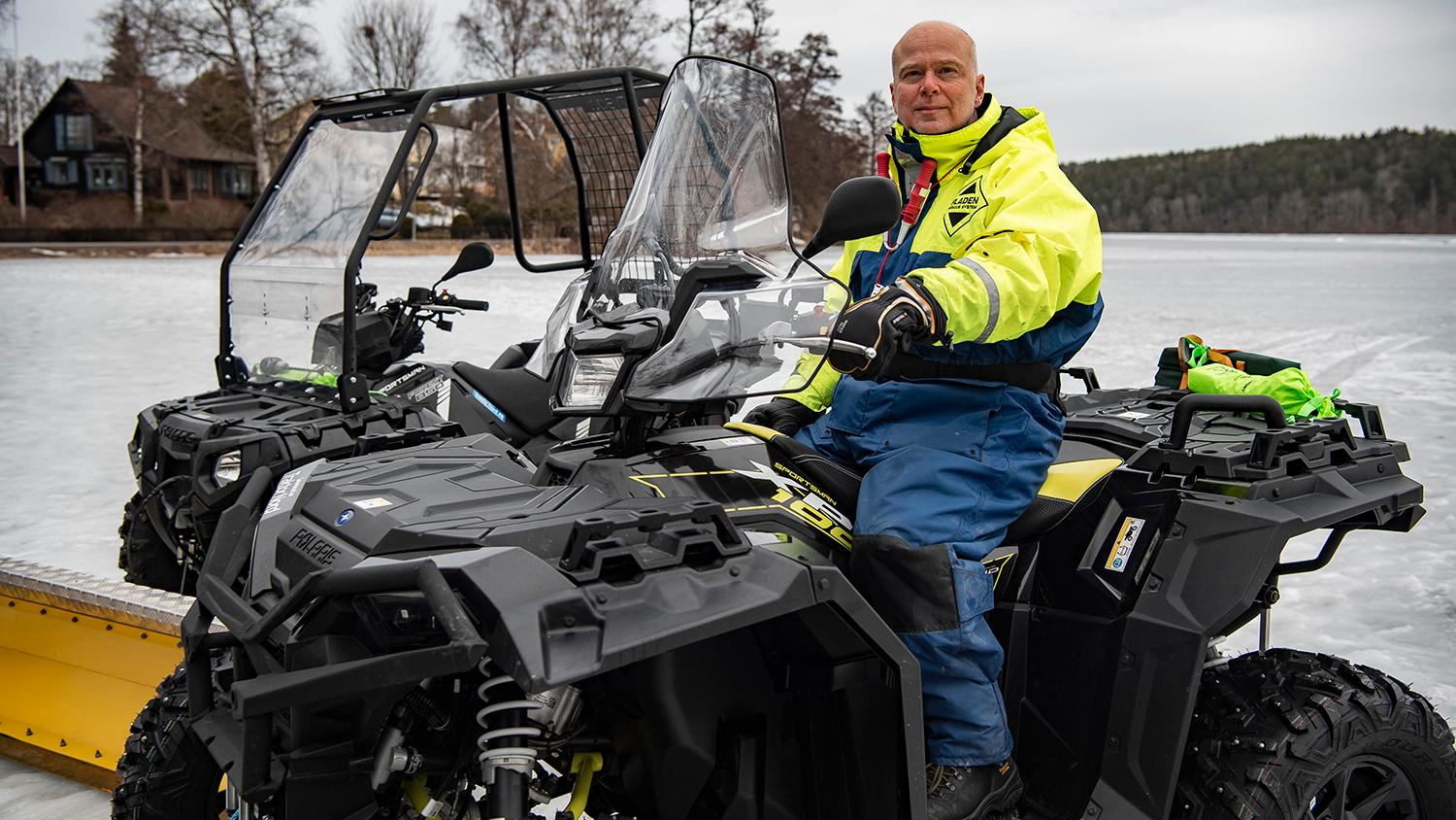 Anders Dahl har plogat isen i Norrviken i drygt 20 år. Nyligen räddade han ett liv när han jobbade.
