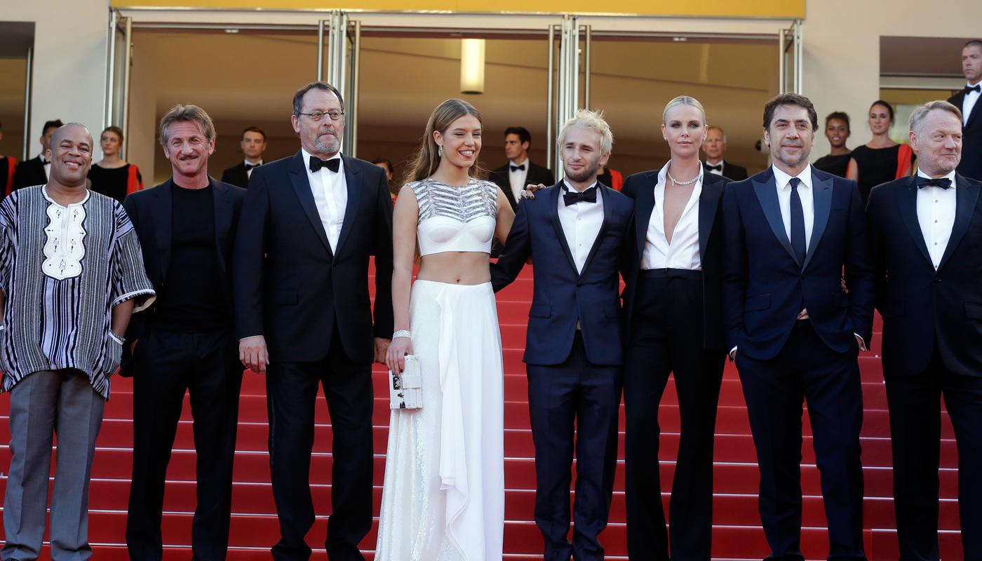 Från vänster: Zubin Cooper, Sean Penn, Jean Reno, Adele Exarchopoulos, Hopper Penn, Charlize Theron, Javier Bardem and Jared Harris.