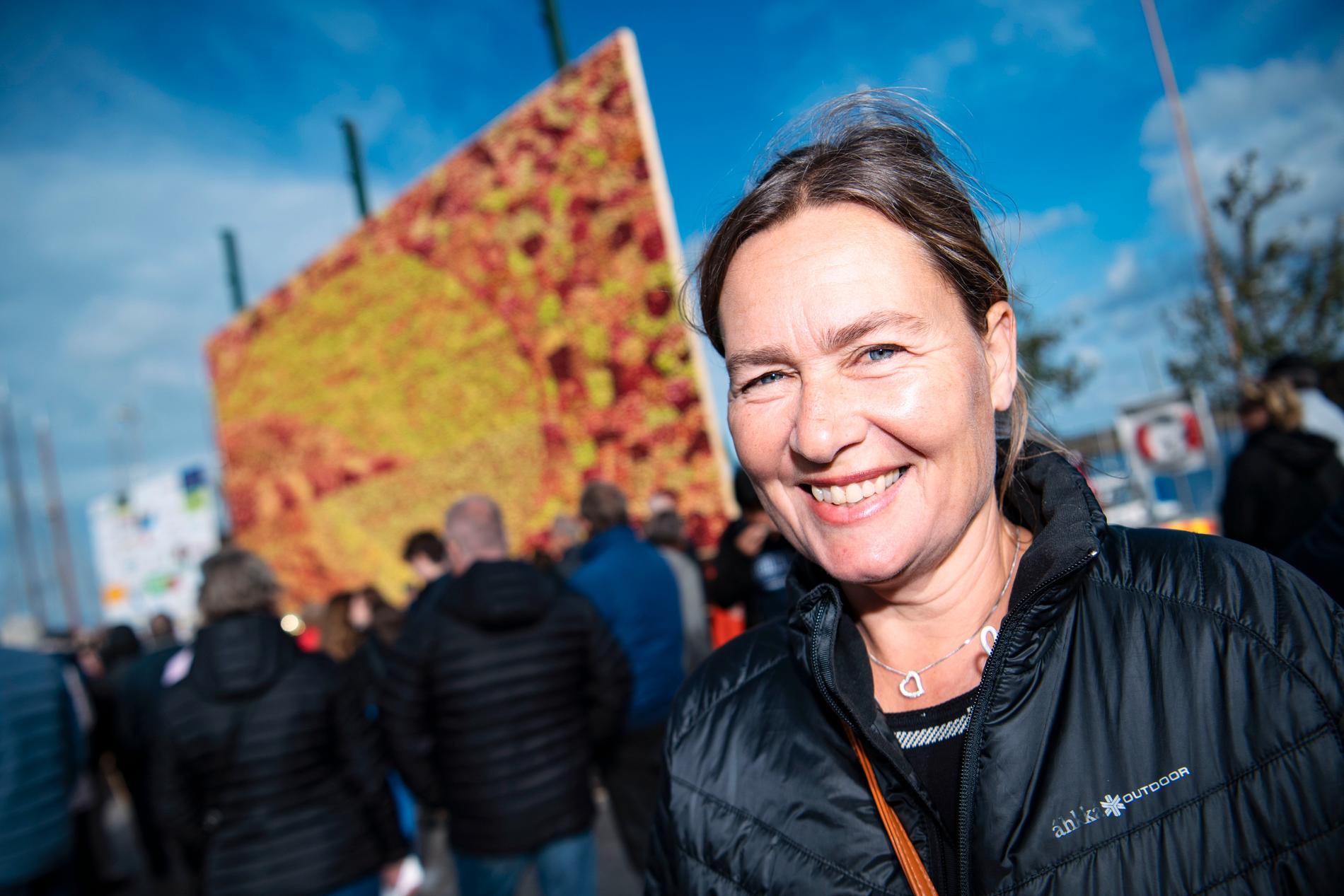 Konstnären Emma Karp Lundström framför 2018 års äppeltavla - Hjärtat i äppelriket.