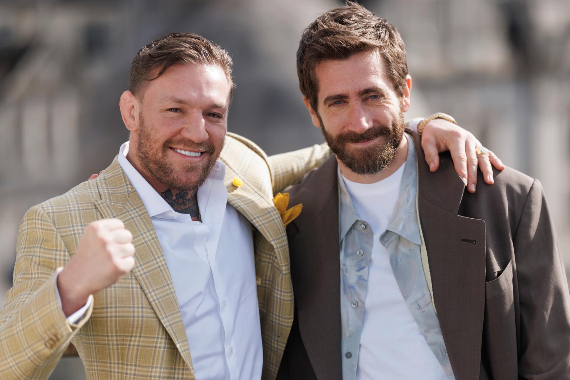 Jake Gyllenhaal (till höger) tillsammans med kampsportaren Conor McGregor som gör skådespelardebut i "Road house".