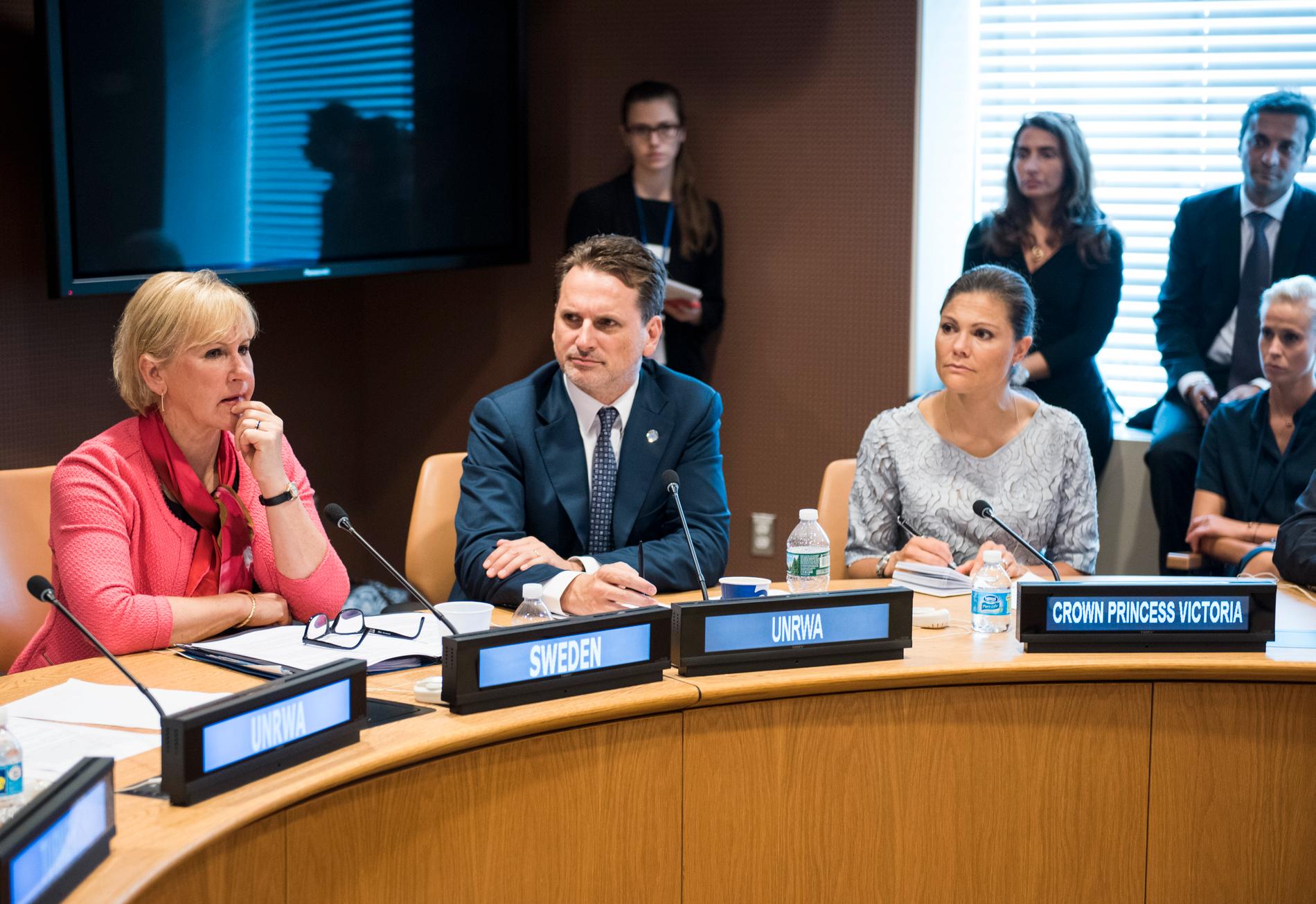 FN-högkvarteret NEW YORK 2016. Utrikesminister Margot Wallström (S) och Kronprinsessan Victoria (th) samt UNRWA:s Pierre Krähenbühl (mitten) under ett möte om "Den utdragna flyktingsituationen - vad kan vi göra mer?"