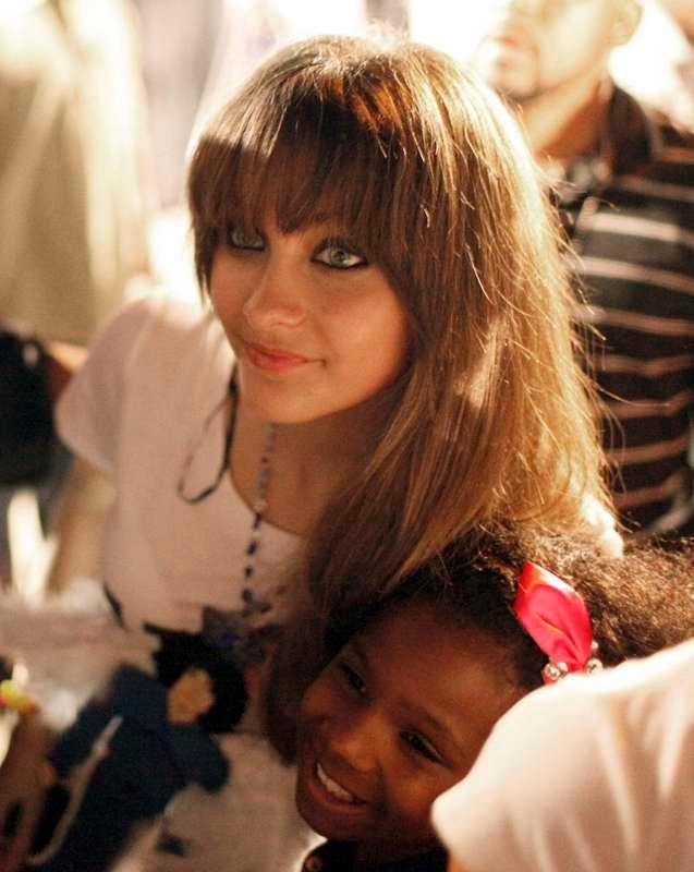 Skar sig i armen. Michael Jacksons dotter Paris, 15, fördes med ambulans till sjukhus i Los Angeles.