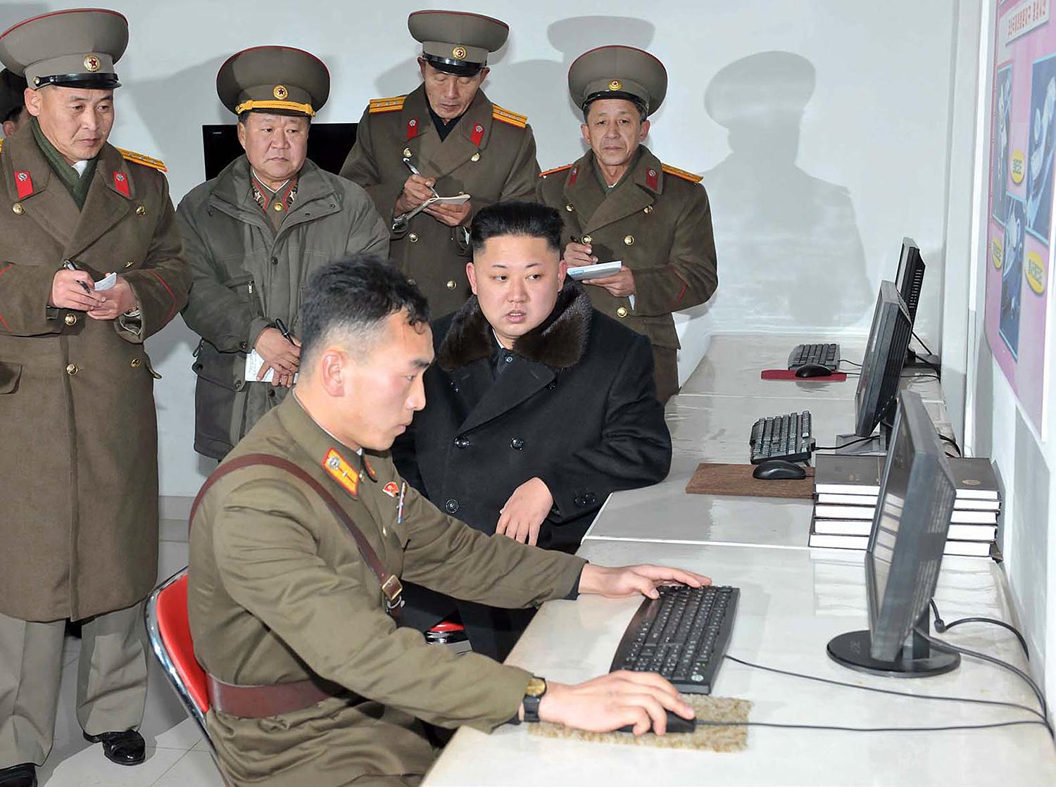 Kim tittar på datorer Nordkoreas ledare Kim Jong-Un inspekterar datorerna på en militär institution på hemlig plats i landet.