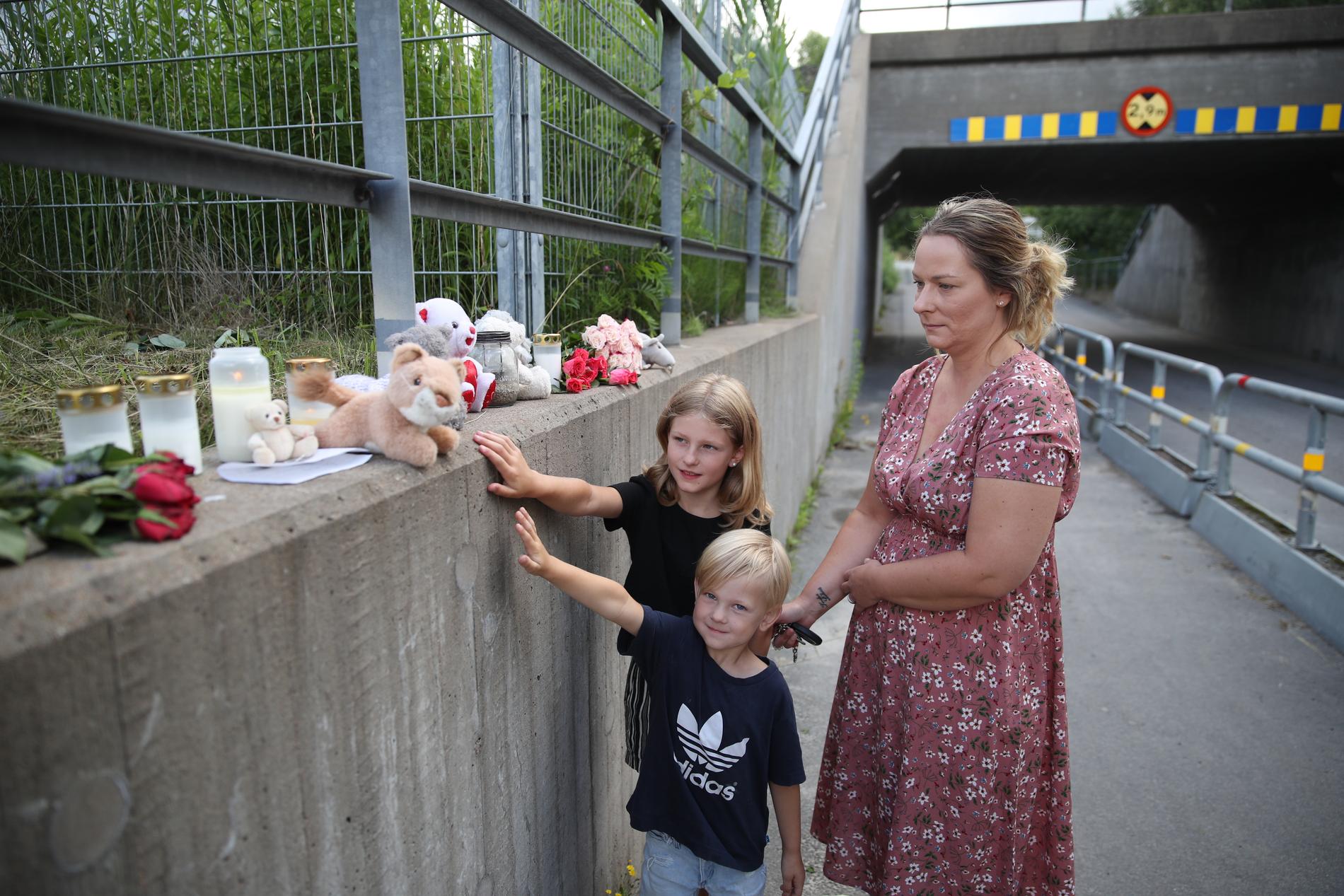 Josefin Håkansson, 35, och barnen Tindra och Lukas lämnade två gosedjur till de döda barnen.