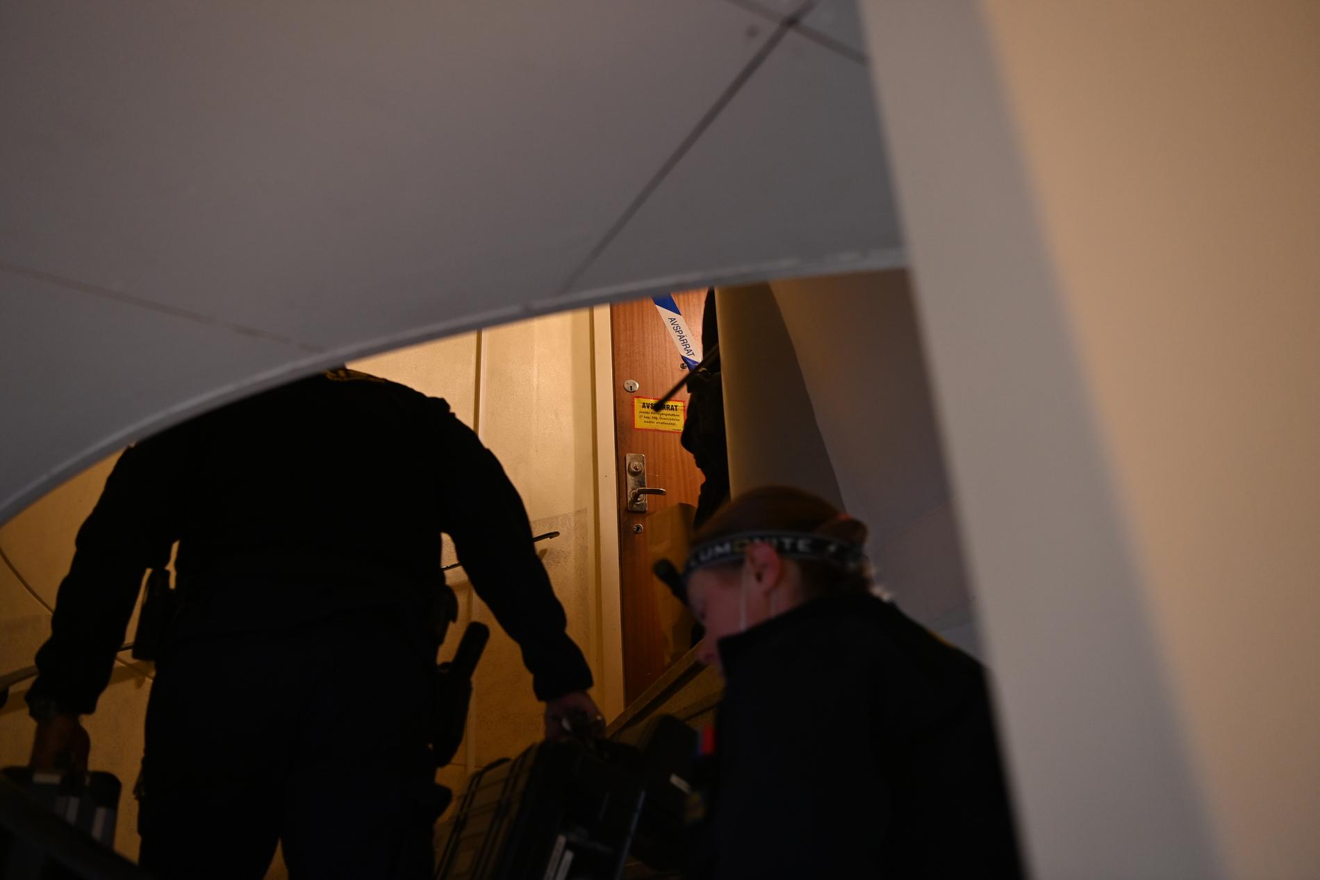Poliser på plats vid lägenheten där sonen hölls instängd.