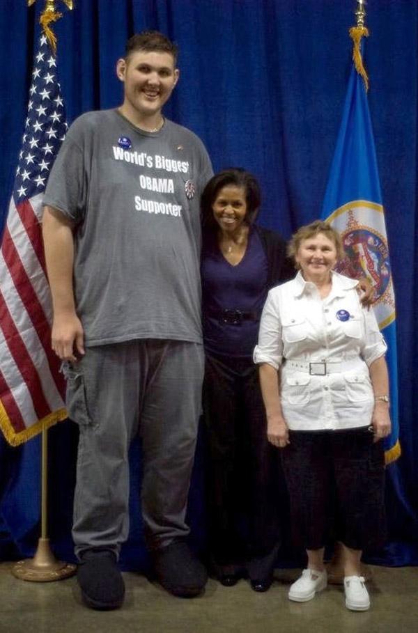 Igor är en stor(!) fan av Obama. Här får han chansen att krama om Michelle.