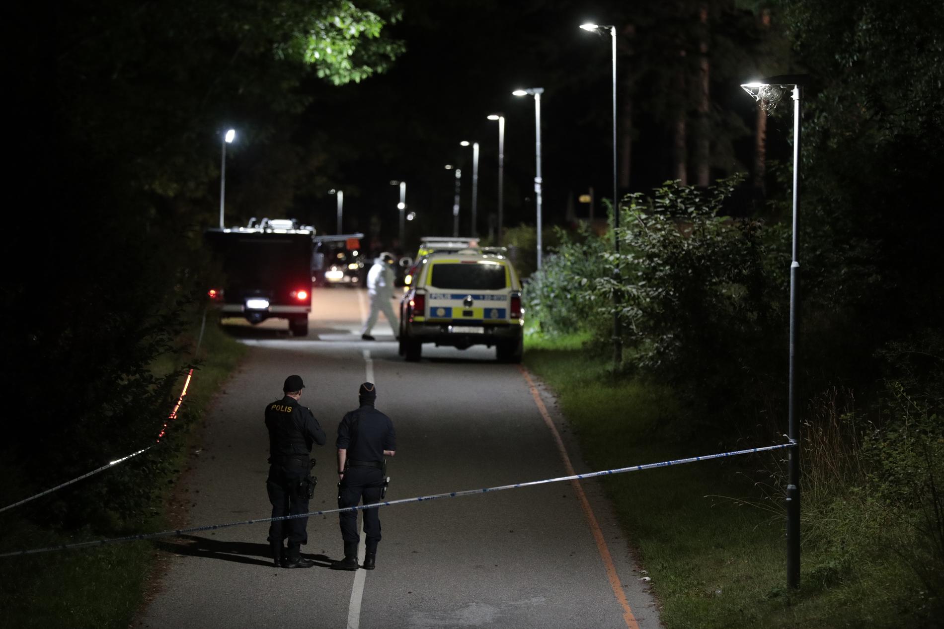 Polis spärrar av i Vivalla, Örebro efter att en ung man skjutits till döds. 