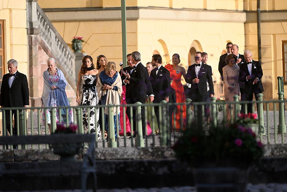 De kungliga gästerna hade haft en liten mottagning på slottet innan de i gemensm grupp promenerade över till Drottningholms slottsteater. 