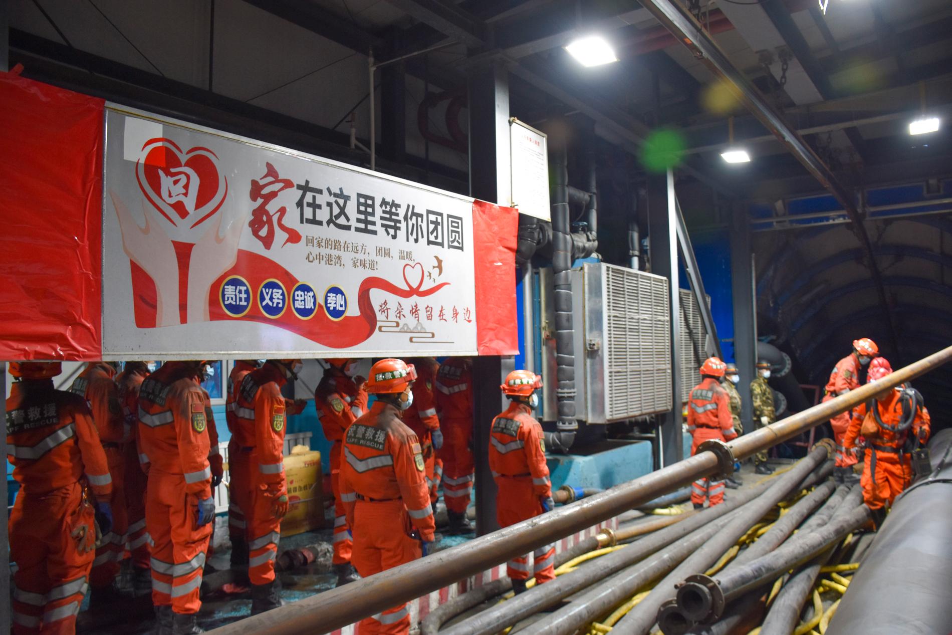 Räddningsarbetare vid ingången till den översvämmade kolgruvan i regionen Xinjiang, nordvästra Kina. 11 april 2021.