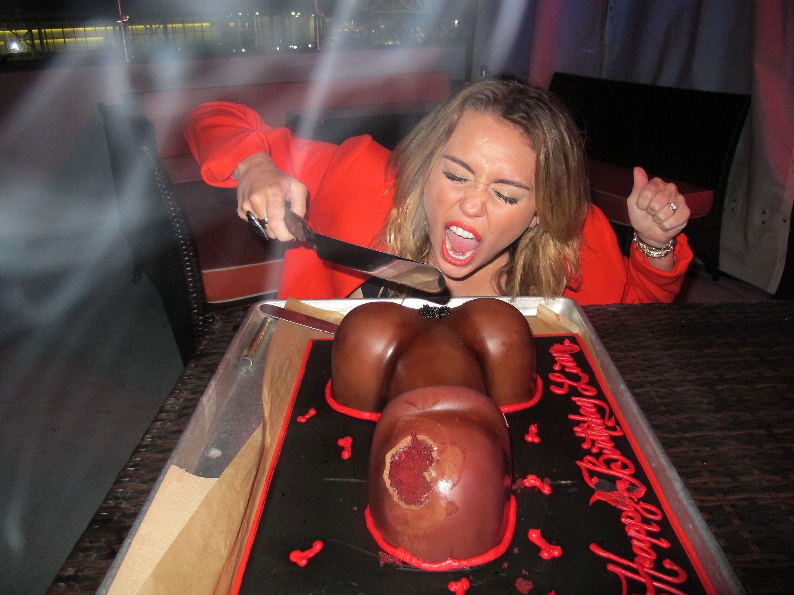 Grattis på födelsedagen! Miley Cyrus, 19, gav pojkvännen Liam Hemsworth en barnförbjuden tårta på födelsedagen.