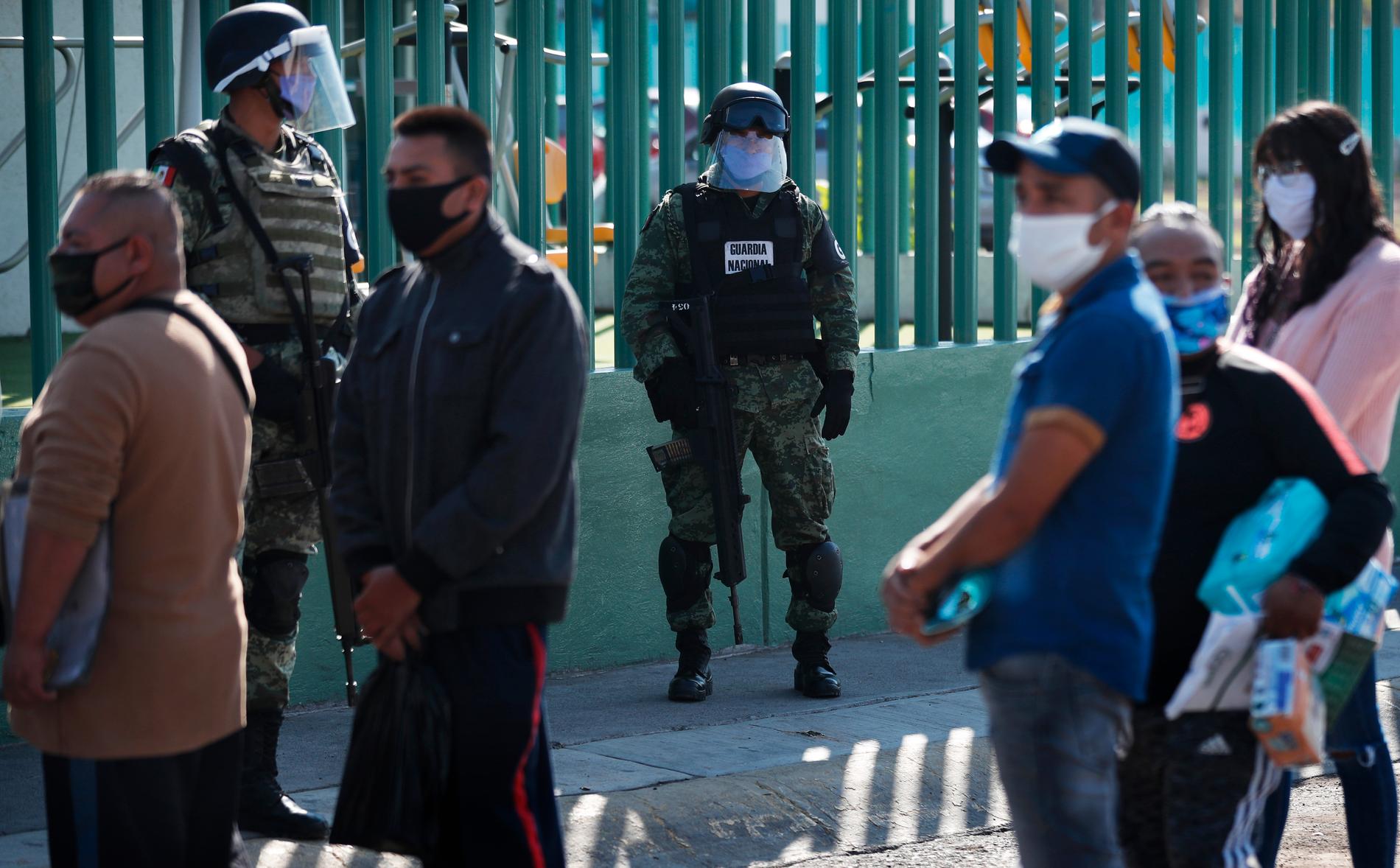 Vakter och anhöriga till coronasjuka utanför ett sjukhus i Mexico City i början av maj.