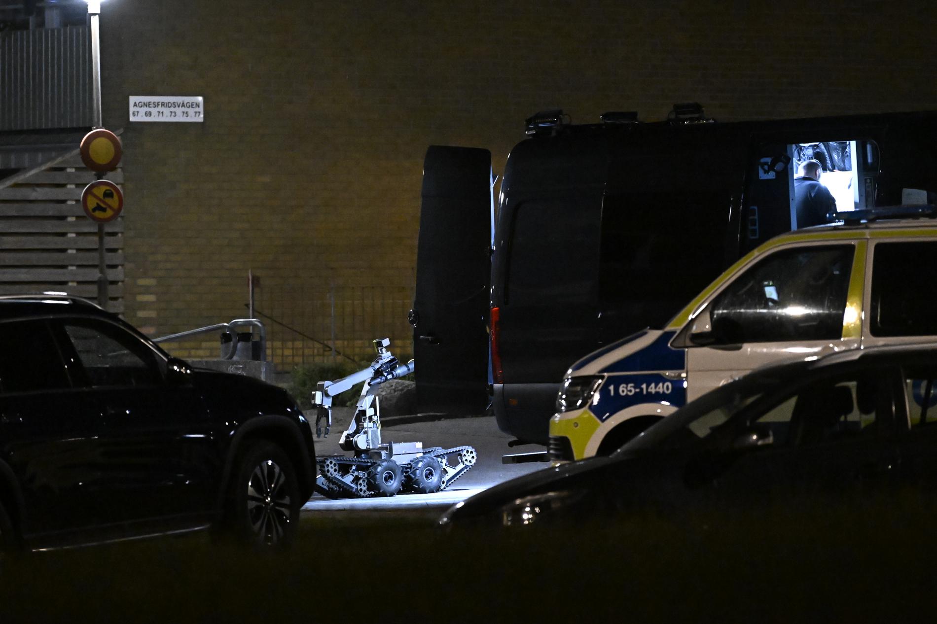 Polis på plats på Almgården i Malmö natten till söndagen efter att ett misstänkt farligt föremål hittats vid ett bostadshus.