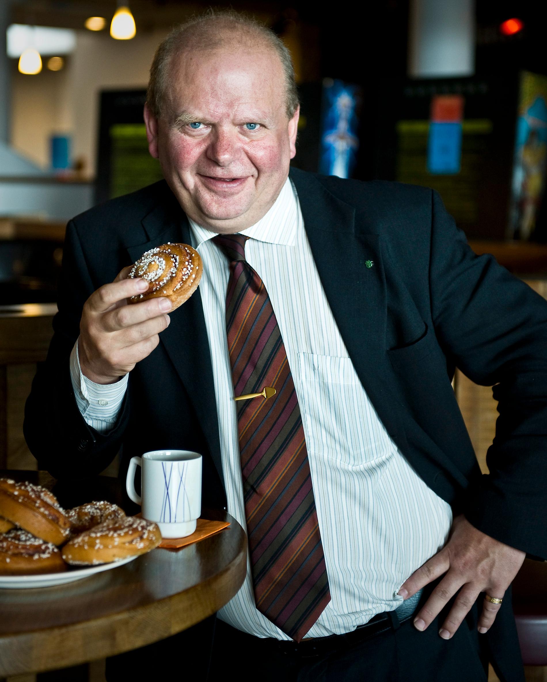 Eskil Erlandsson (C) smakar på en bulle. 