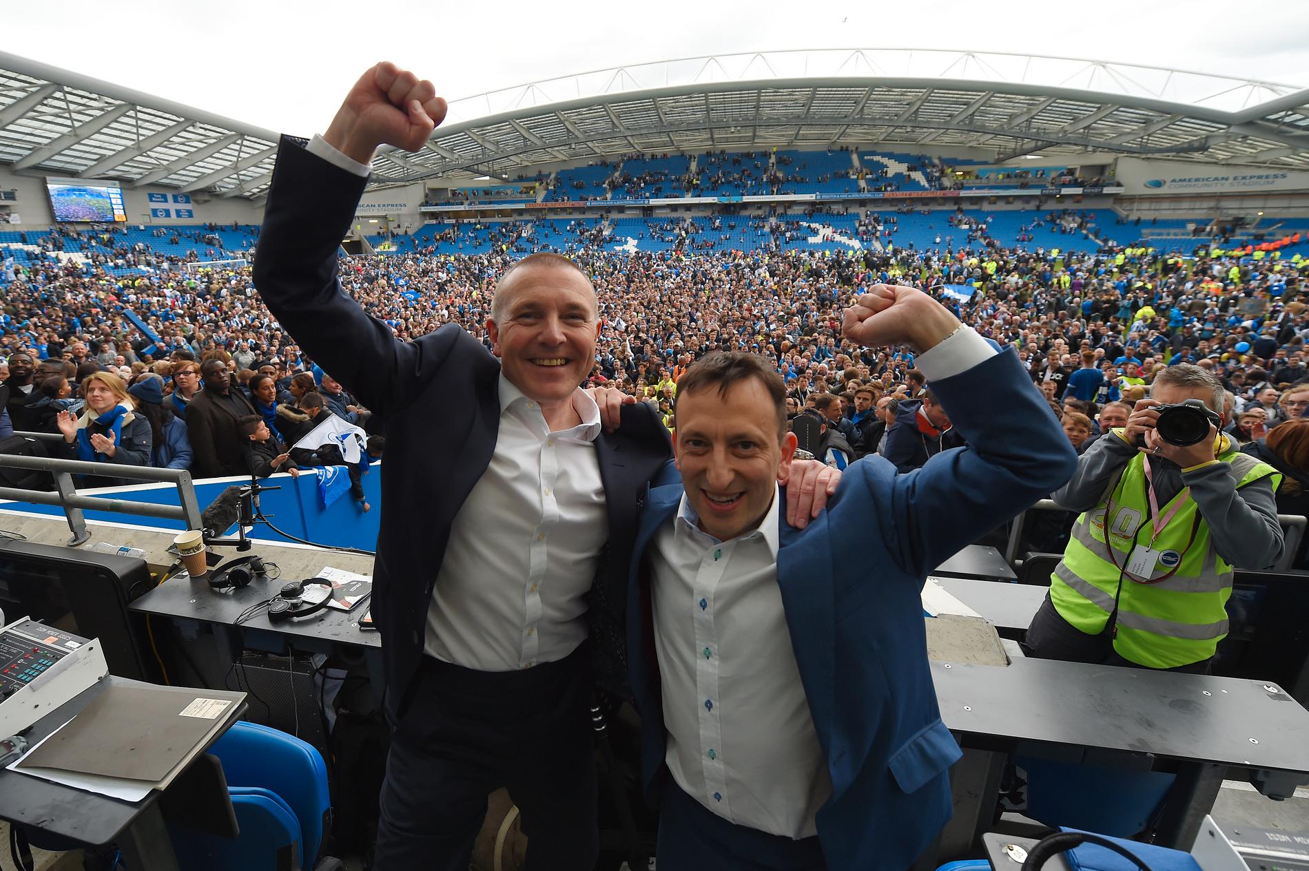 Paul Barber och Tony Bloom efter att Brighton avancerat till Premier League 2017.