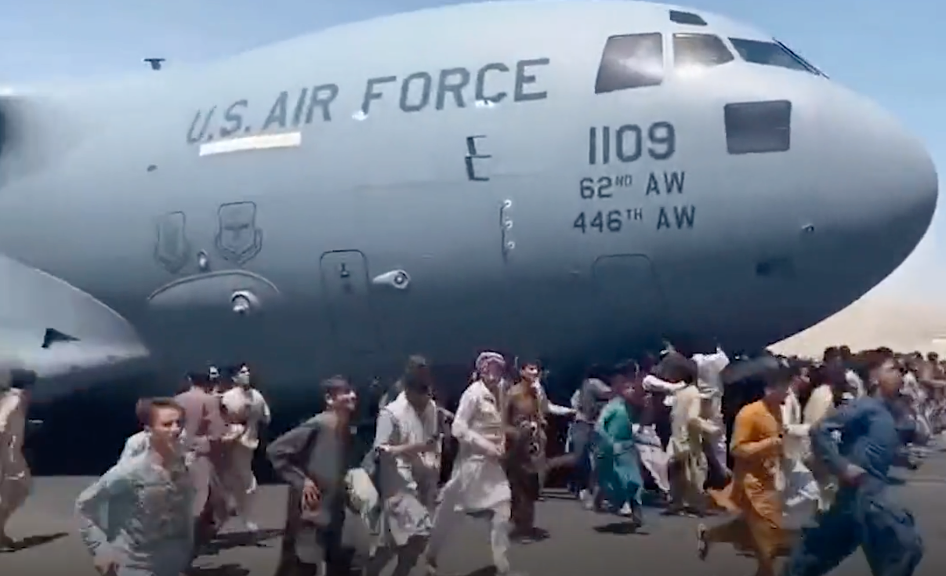 Kaos på flygplatsen i Afghanistans huvudstad Kabul när ett amerikanskt C17-plan lyfter och lämnar landet den 17 augusti 2021.