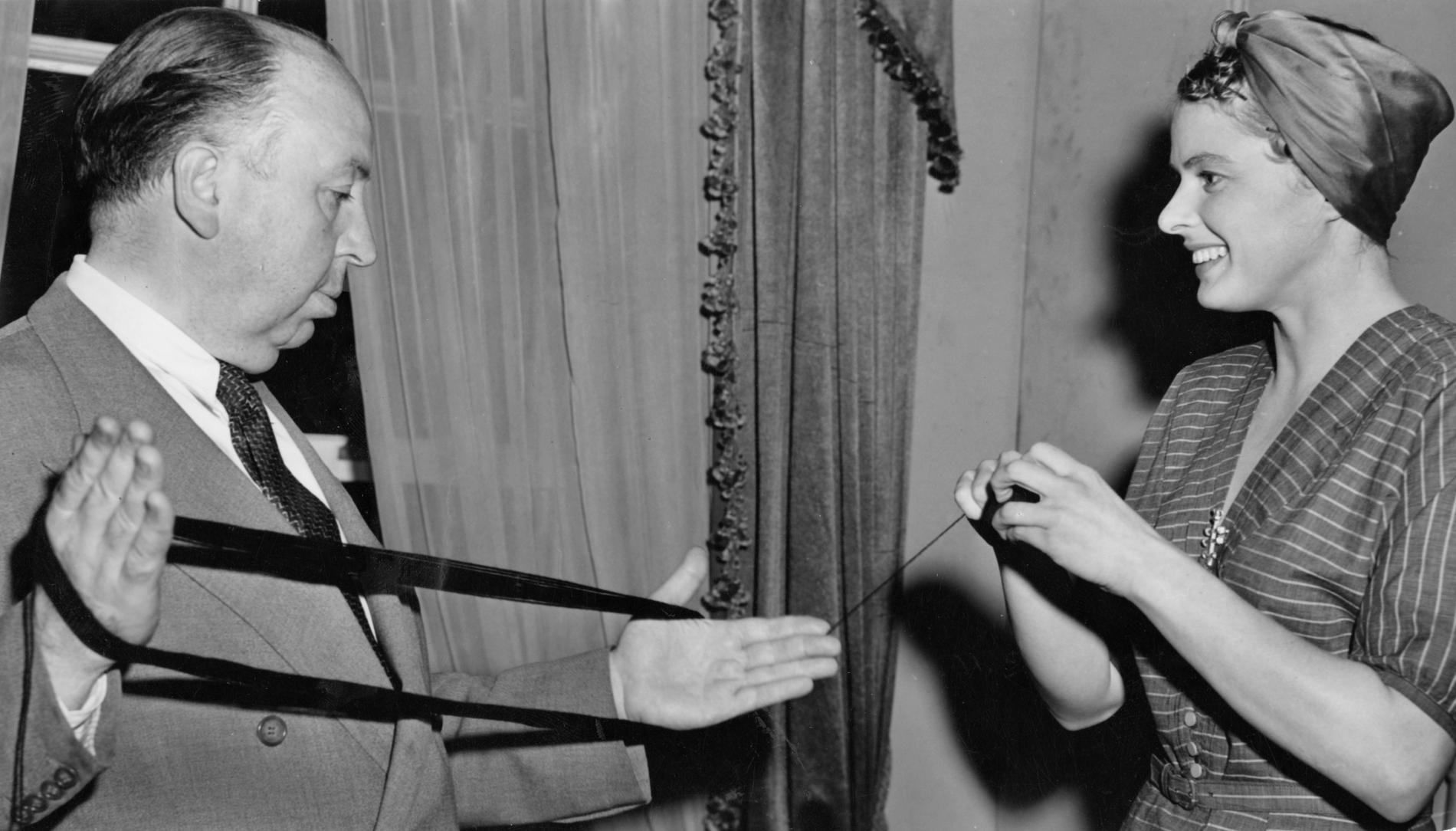 Hitchcock hjälper Ingrid Bergman med ett garnnystan (!) 1948.