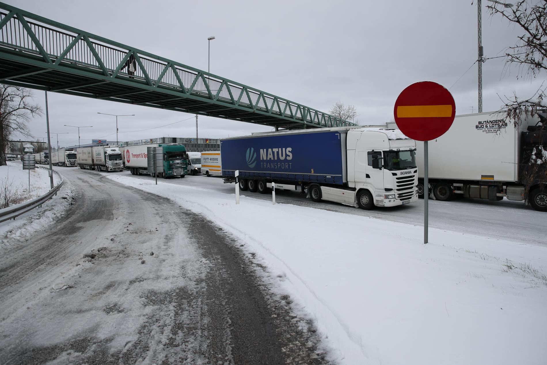 Trafikkaoset är stort på flera håll i landet, här E4 vid Jönköping.