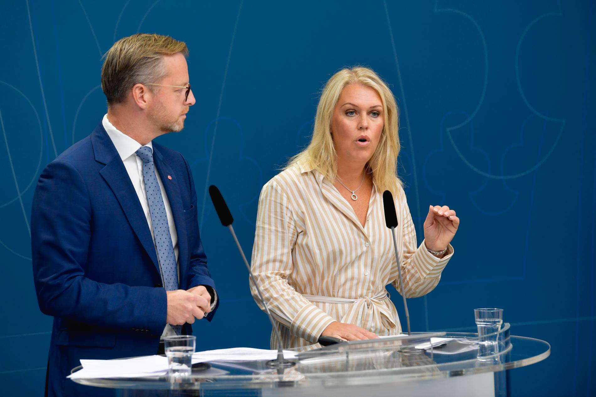 Inrikesminister Mikael Damberg (S) och socialminister Lena Hallengren (S) presenterar nya åtgärder för att bekämpa narkotika.
