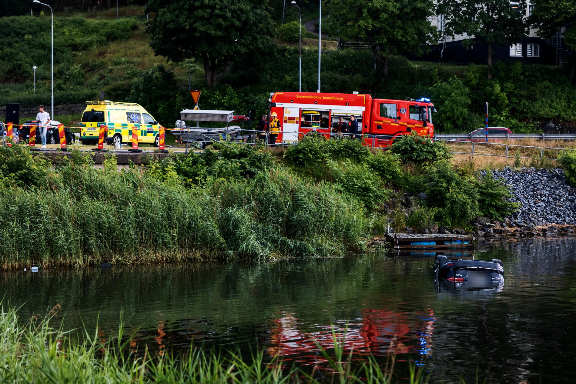 En bil körde ner i vattnet i Gustavsbergs hamn. Föraren fördes med helikopter till Karolinska sjukhuset.