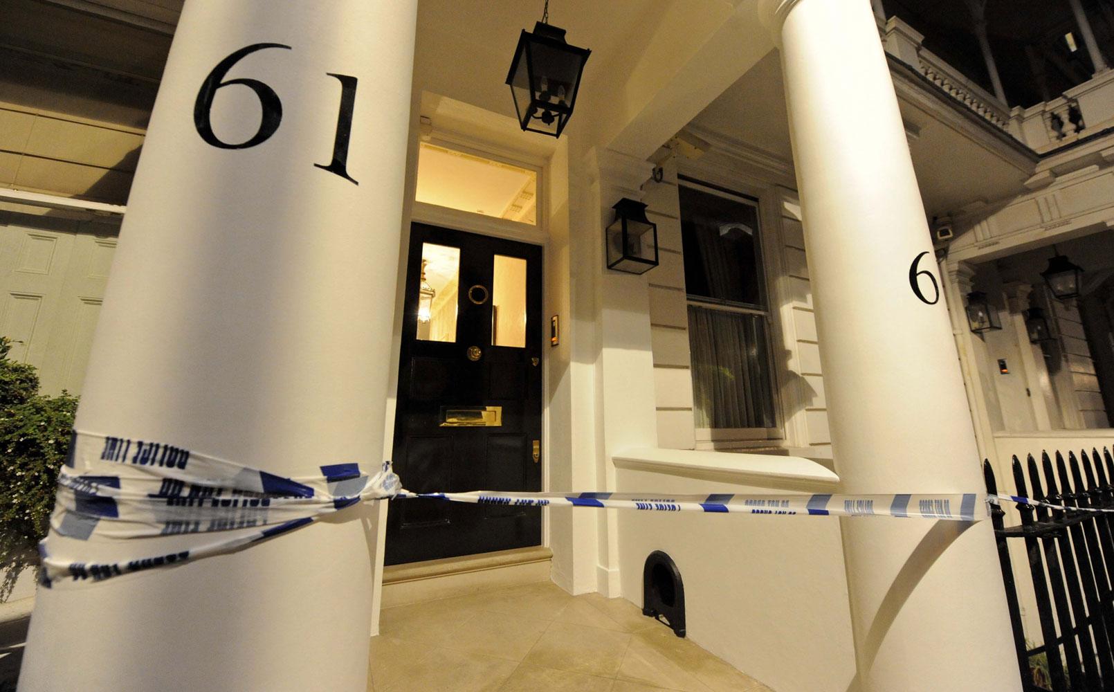 Porten in till paret Rausings exklusiva bostad i London-stadsdelen Belgravia är avspärrad med polistejp.