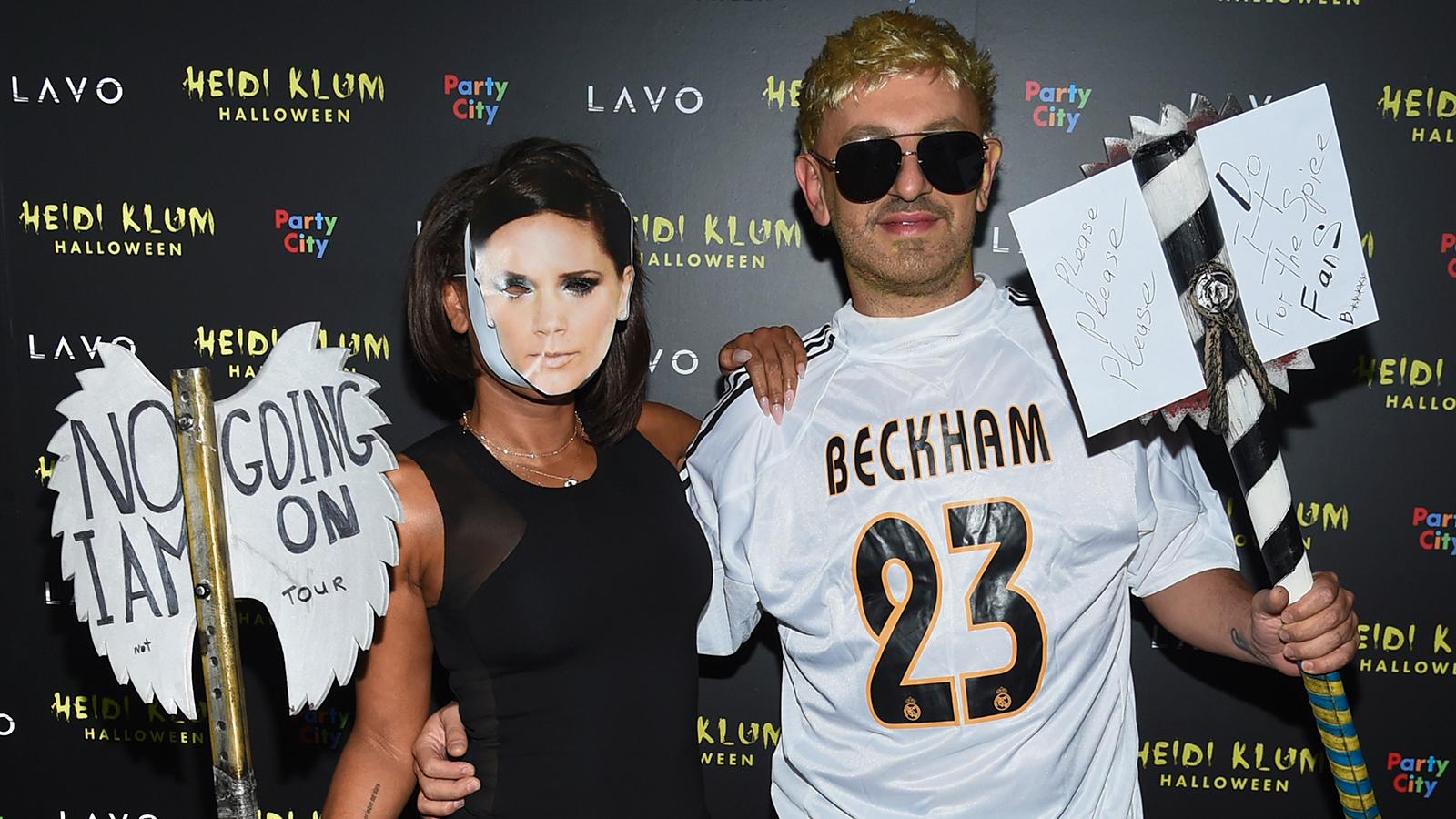 Mel B och pojkvännen Gary Madatyan  dök upp på en Halloweenfest i New York klädda som Beckham och Mel B passade på att ge Victoria en känga med sin skylt.
