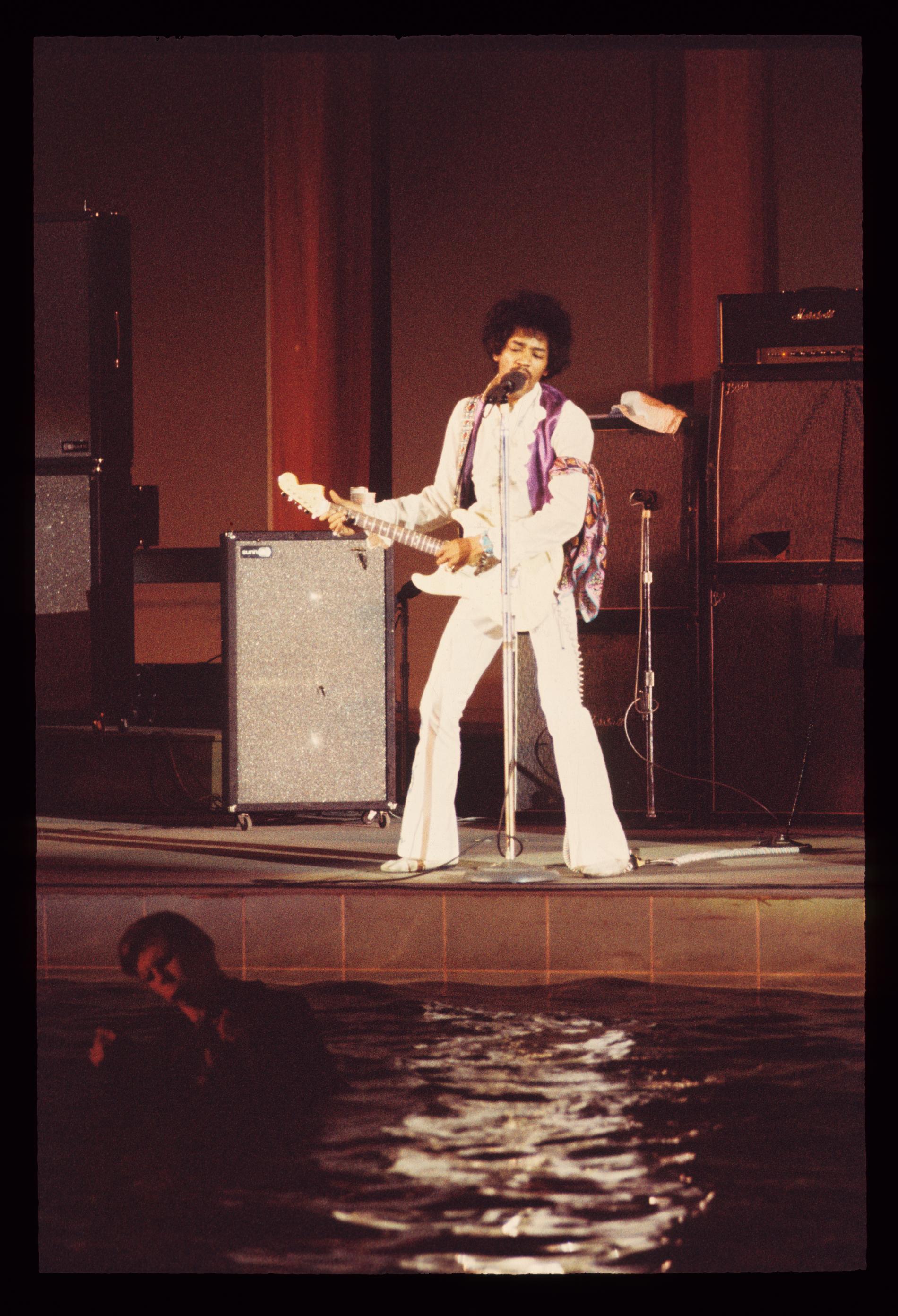 Musiken som Jimi Hendrix gjorde fick tydligen fansen att tro att de kunde gå på vatten. 