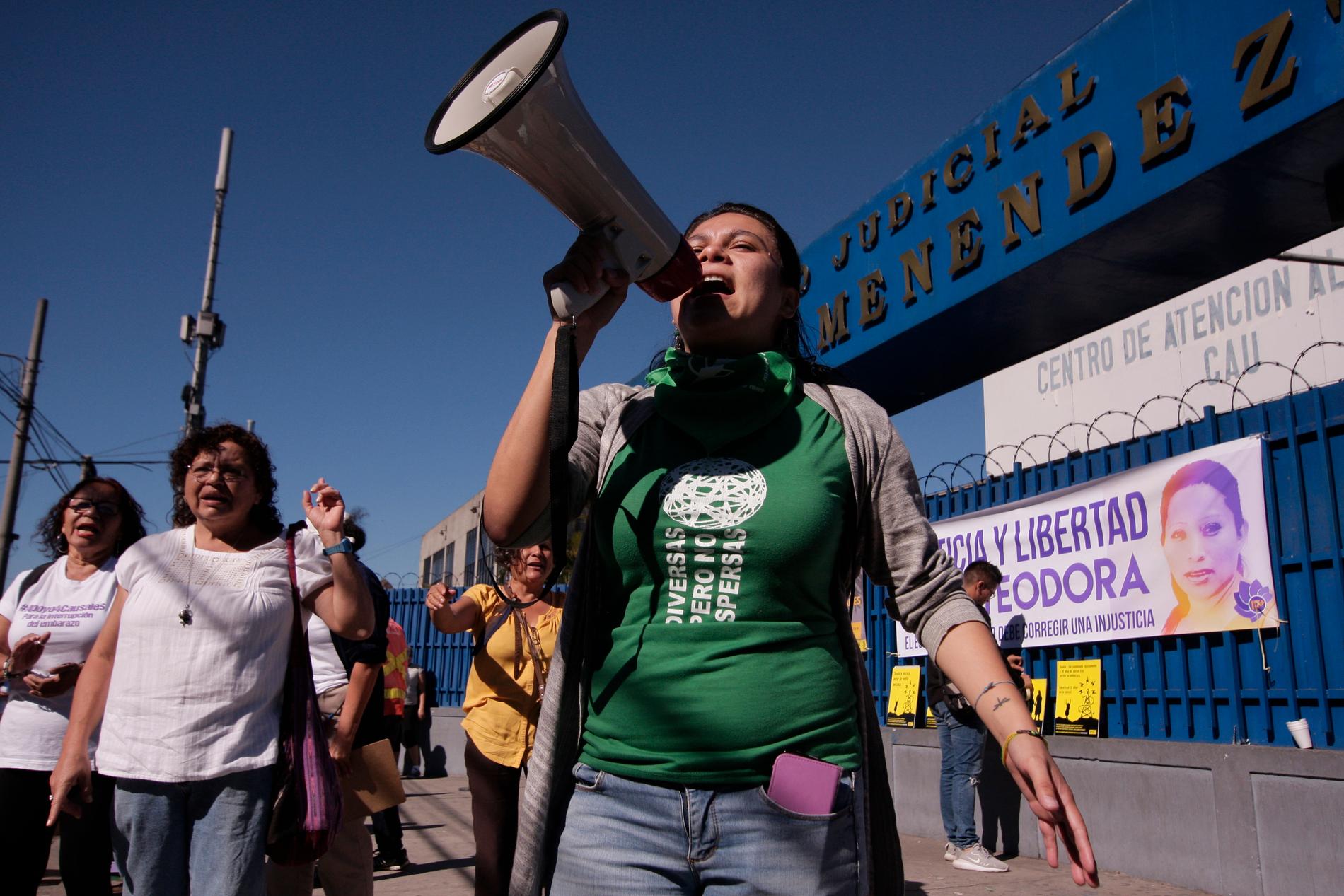 Kvinnor demonstrerar utanför en domstol i El Salvadors huvudstad San Salvador i december 2017, med krav på att de kvinnor som avtjänar långa fängelsestraff för aborter friges.