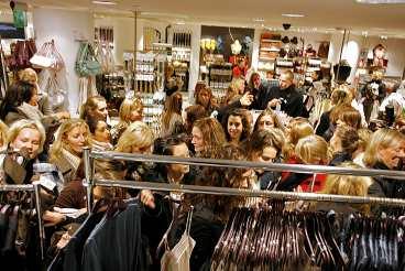KLÄDKAOS H&M släppte Stella McCartneys designerkollektion världen över i torsdags. Kaos i butikerna förstås och nu säljs kläderna på shoppingsajter på internet.