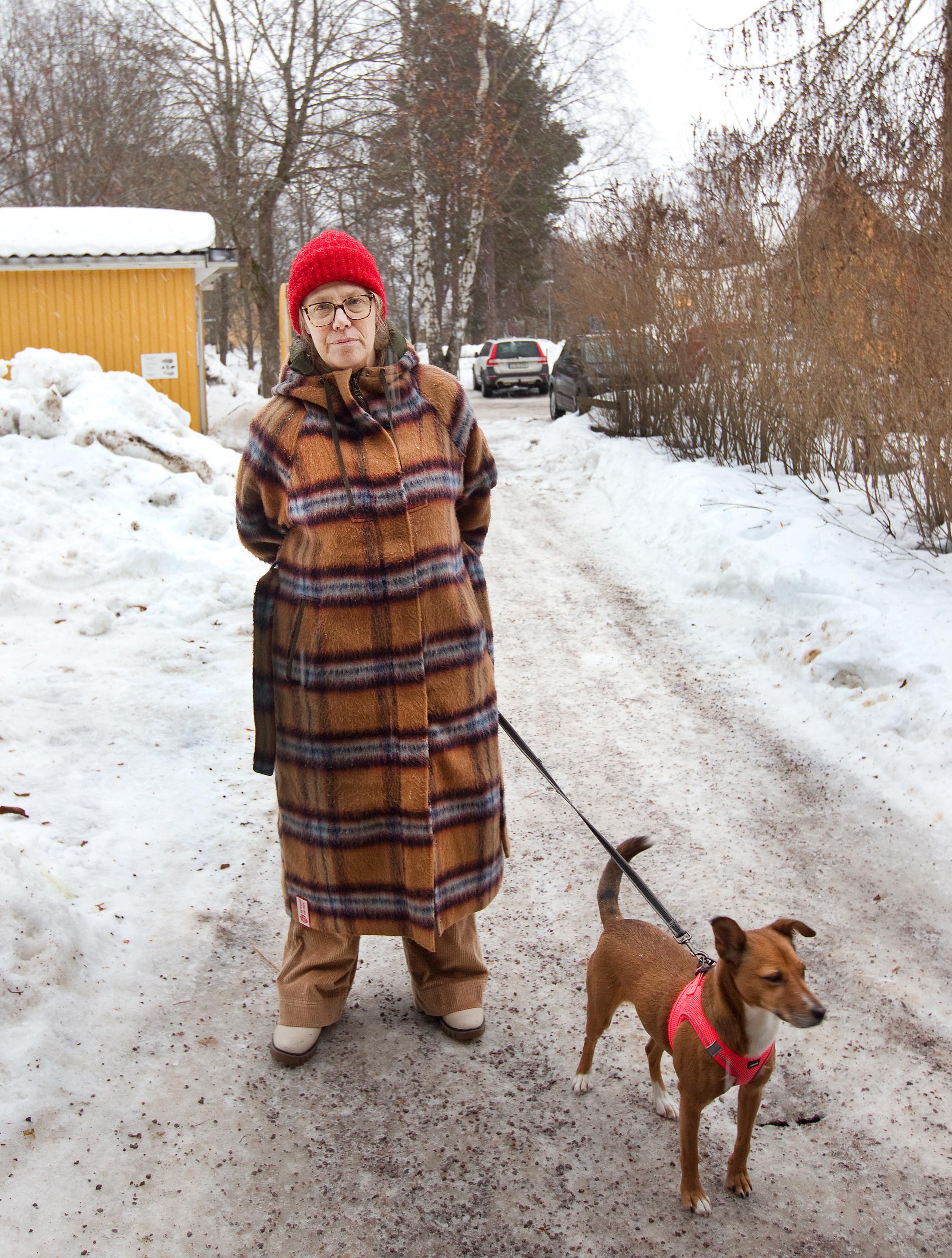Anna-Mia Ericsson Lindelöw promenerar i området med sin hund.