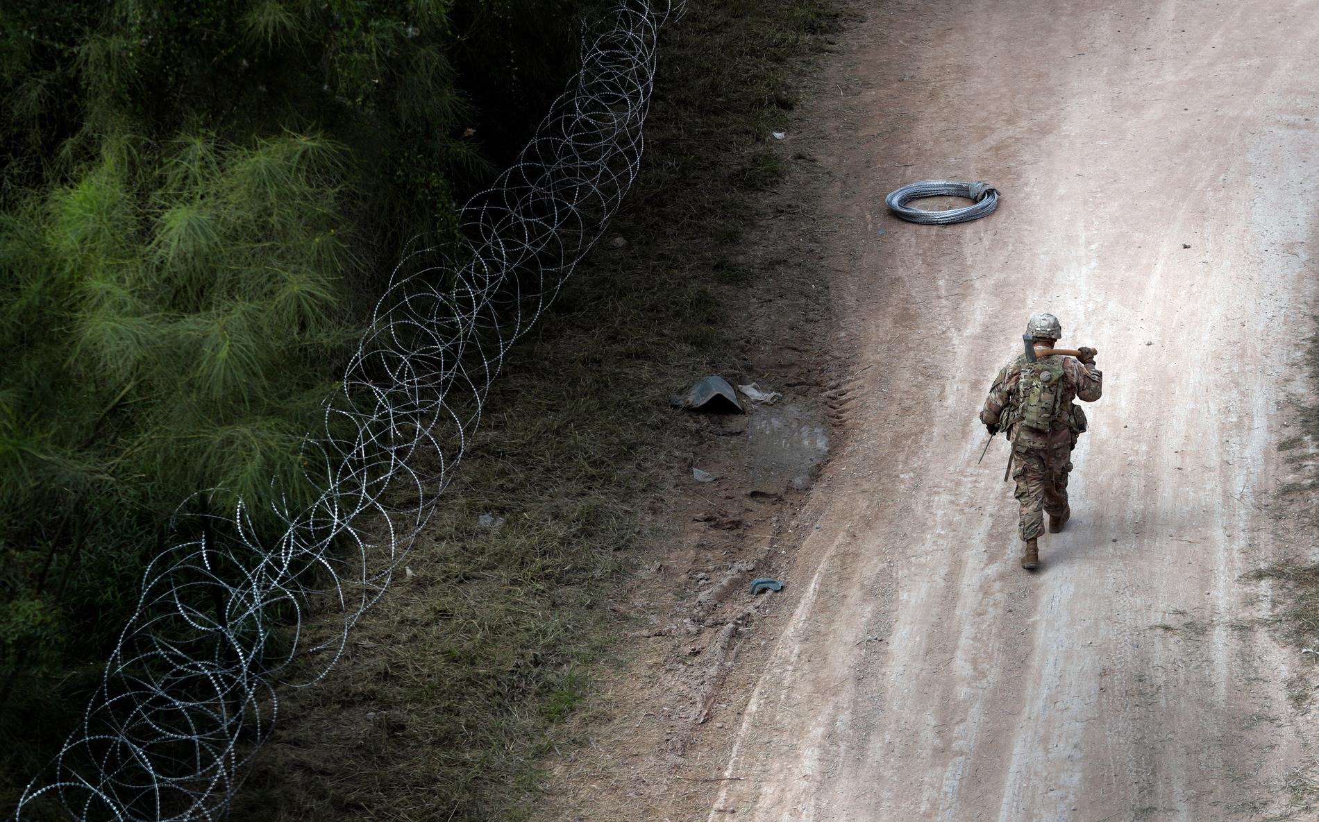 Amerikanska soldater sätter upp taggtråd för att stärka gränsområdet mellan USA och Mexiko i närheten av McAllen i Texas. Själva gränsen utgörs dock av floden Rio Grande.