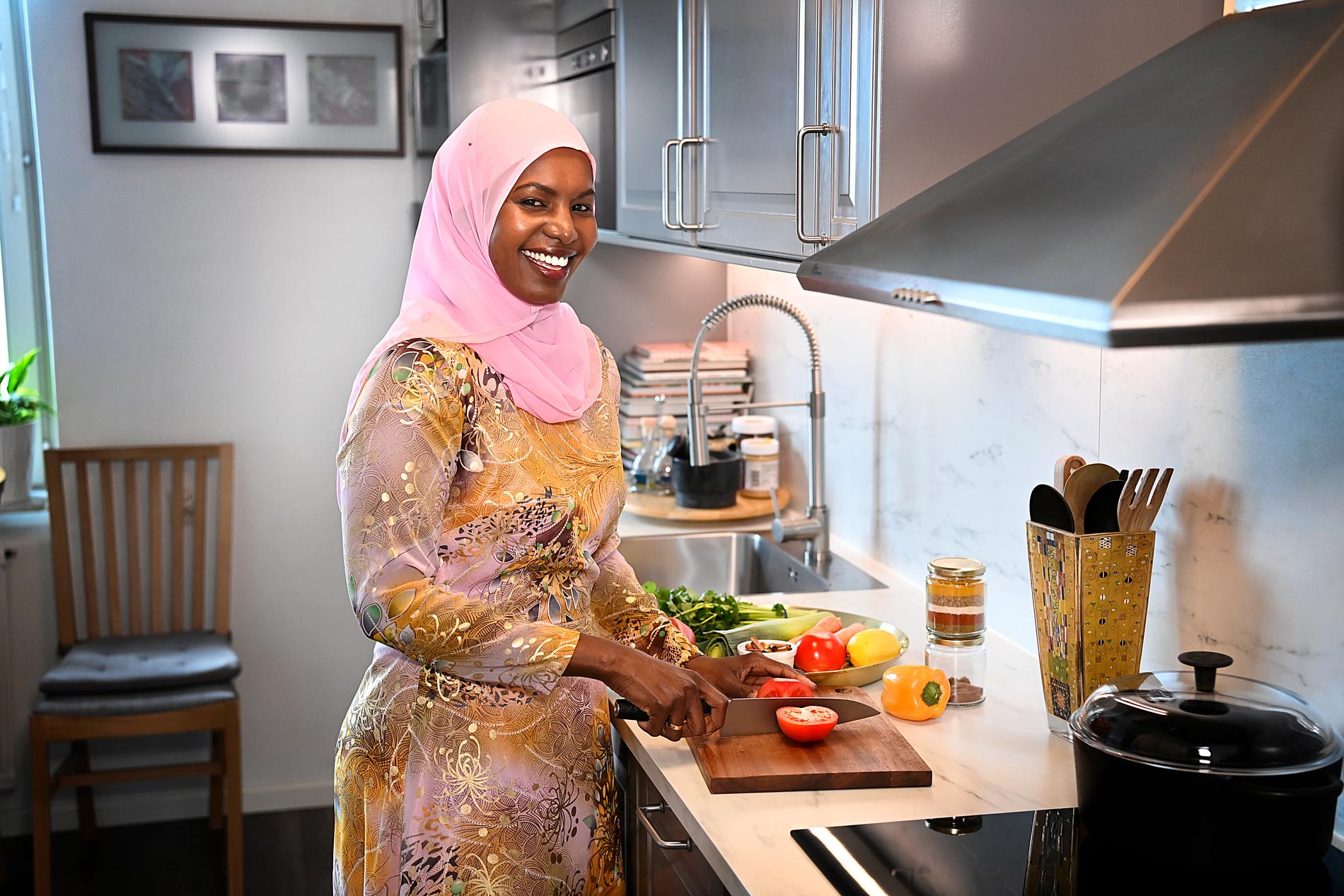 Khadija Mohamud hemma i köket i Stockholm.