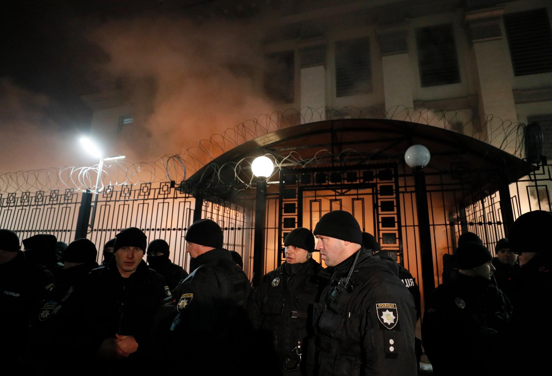 Poliser har ökat närvaron kring ryska ambassaden i Kiev. 