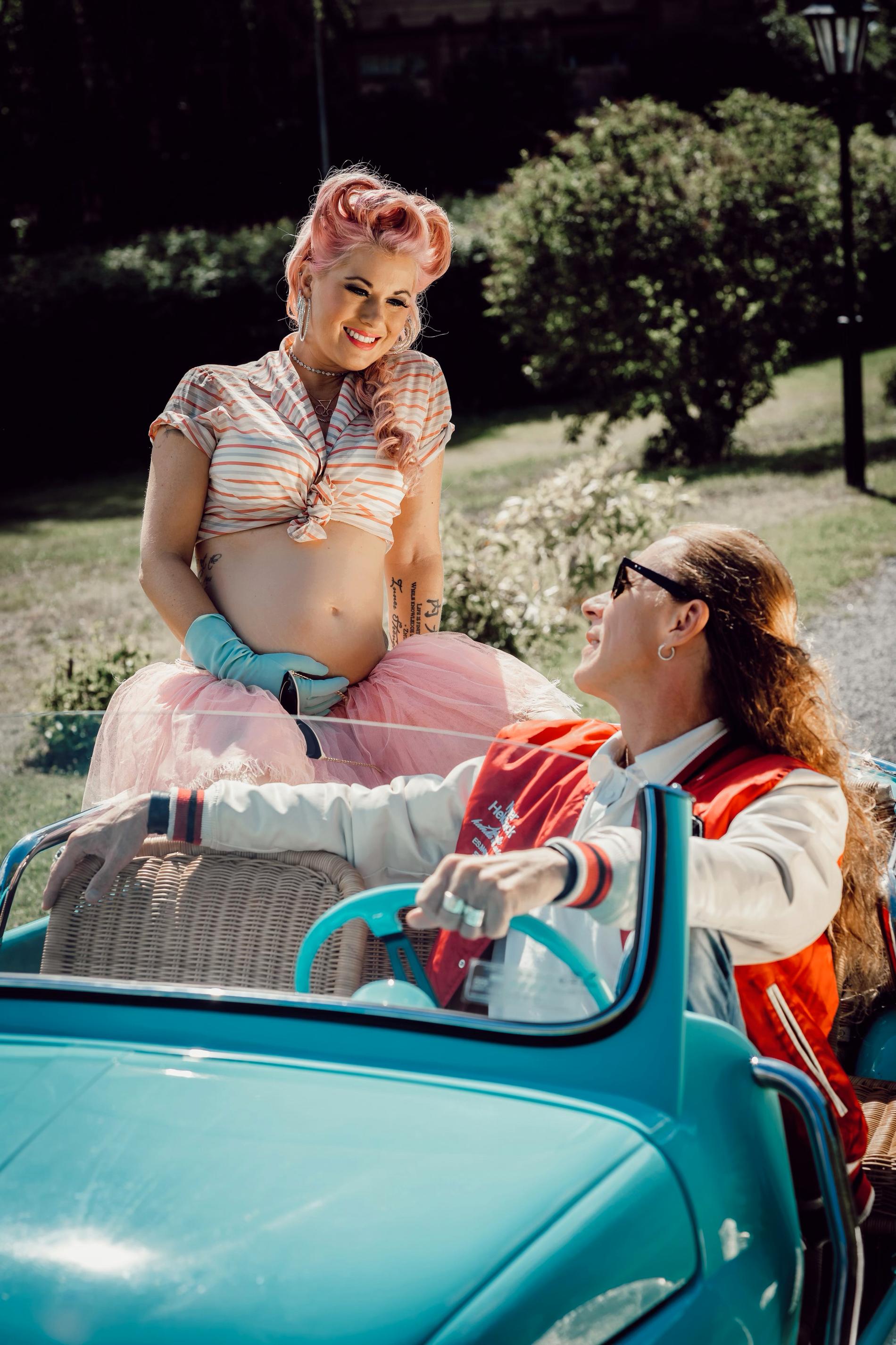 E-Type och Melinda Jacobs avslöjar gravidlyckan med en nytagen bild.