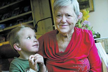 Gulli Johanson blev sjuk av sin medicin. Hon fick svårt att gå, demensproblem och blev sängliggande. När hon slutade med pillren blev allt snabbt bättre. Här är barnbarnsbarnet Noah Wickman, 4, på besök på ålderdomshemmet.