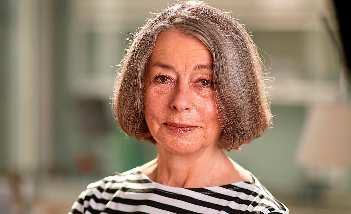 Åsa Moberg (född 1947) fokuserar på ungdomsåren  i självbiografin ”Livet”.