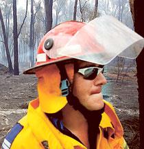 Brandmannen Tim Ryan beskådar den förkolnade skogen.