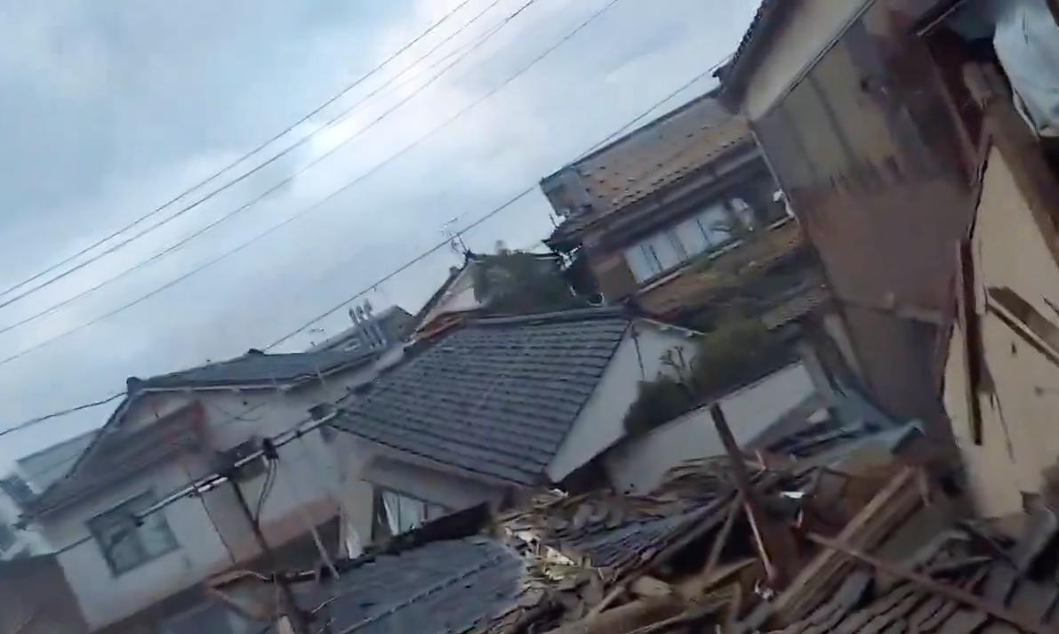 Hus som rasat till följd av jordbävningen.