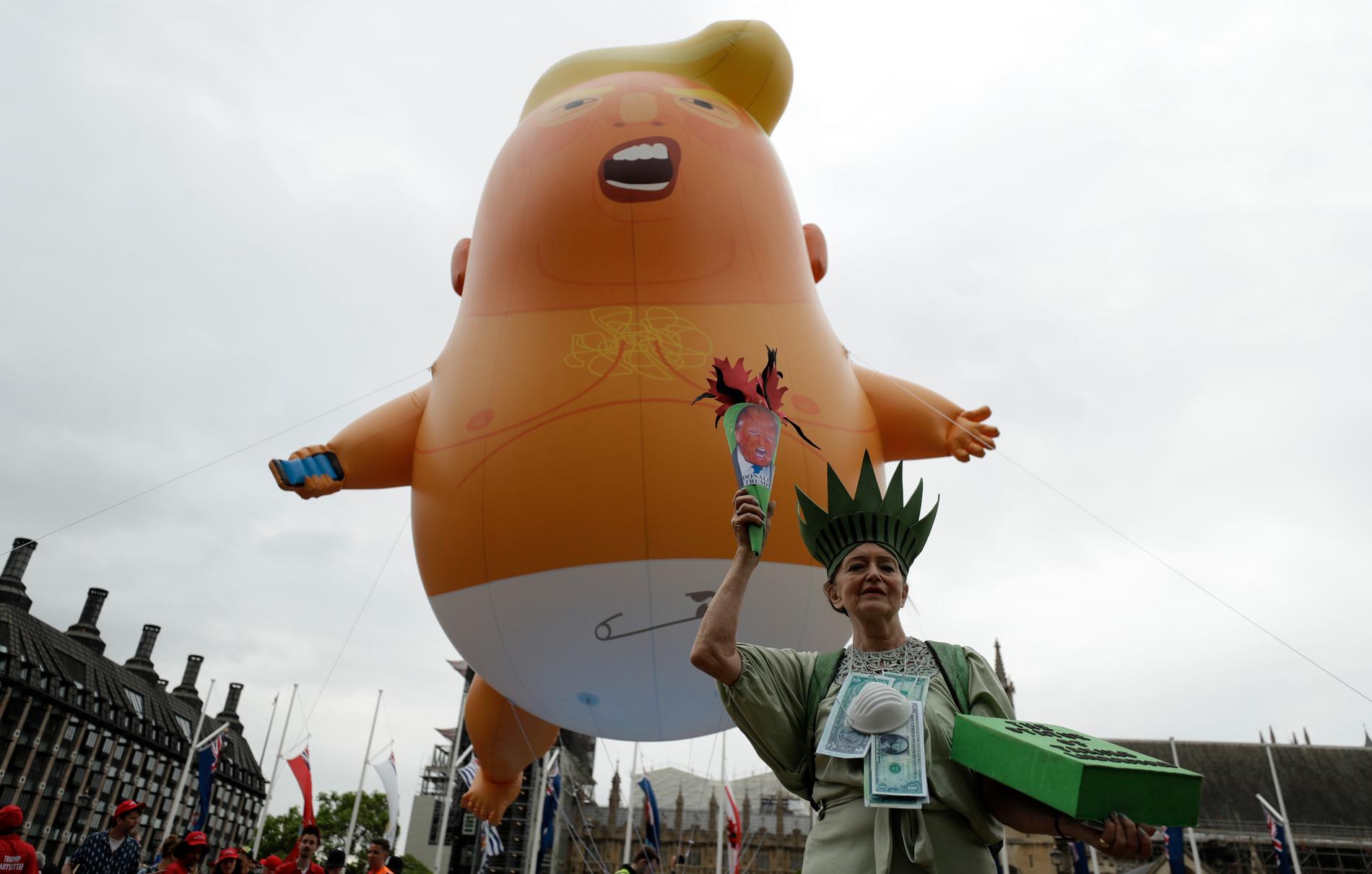 Den gigantiska ballongen av Trump som spädbarn är i luften.