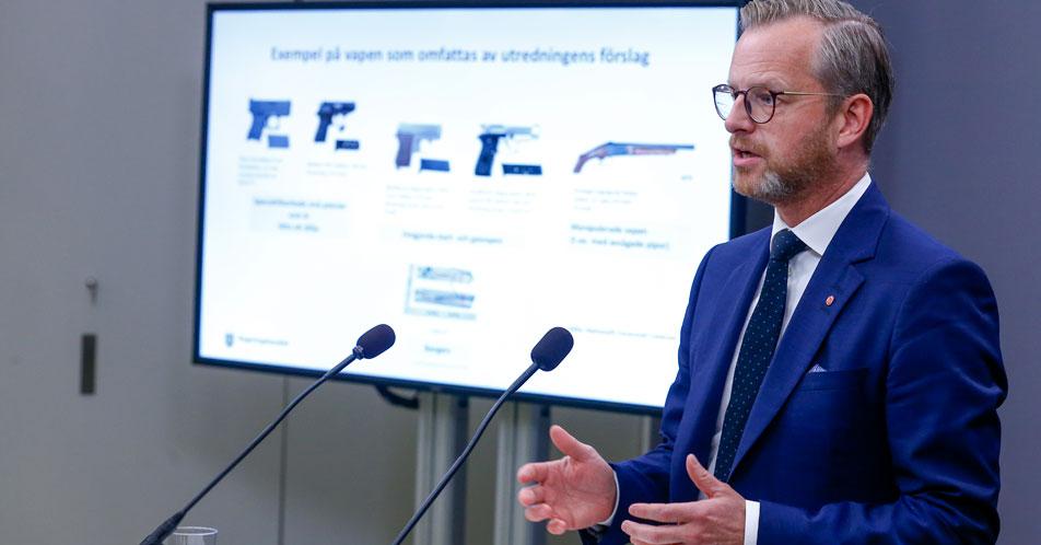 Inrikesminister Mikael Damberg föreslår högre maxstraff för de grövsta vapenbrotten. 
