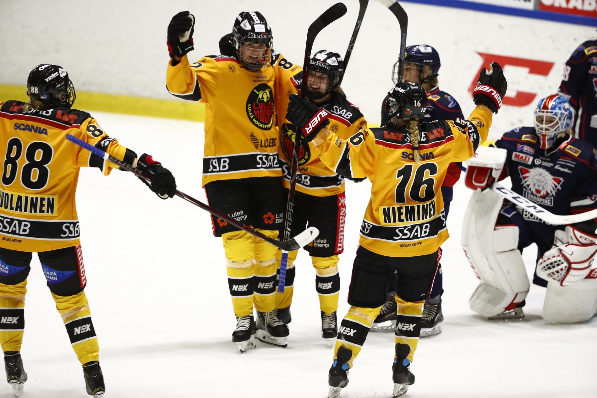 Luleås Nathalie Ferno (C) jublar efter 0-2-målet under fredagens ishockeymatch i SDHL mellan Linköping HC och Luleå HF på Stångebro ishall.
