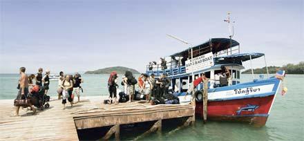 Båtluffare från Koh Chang kliver av på Koh Maak