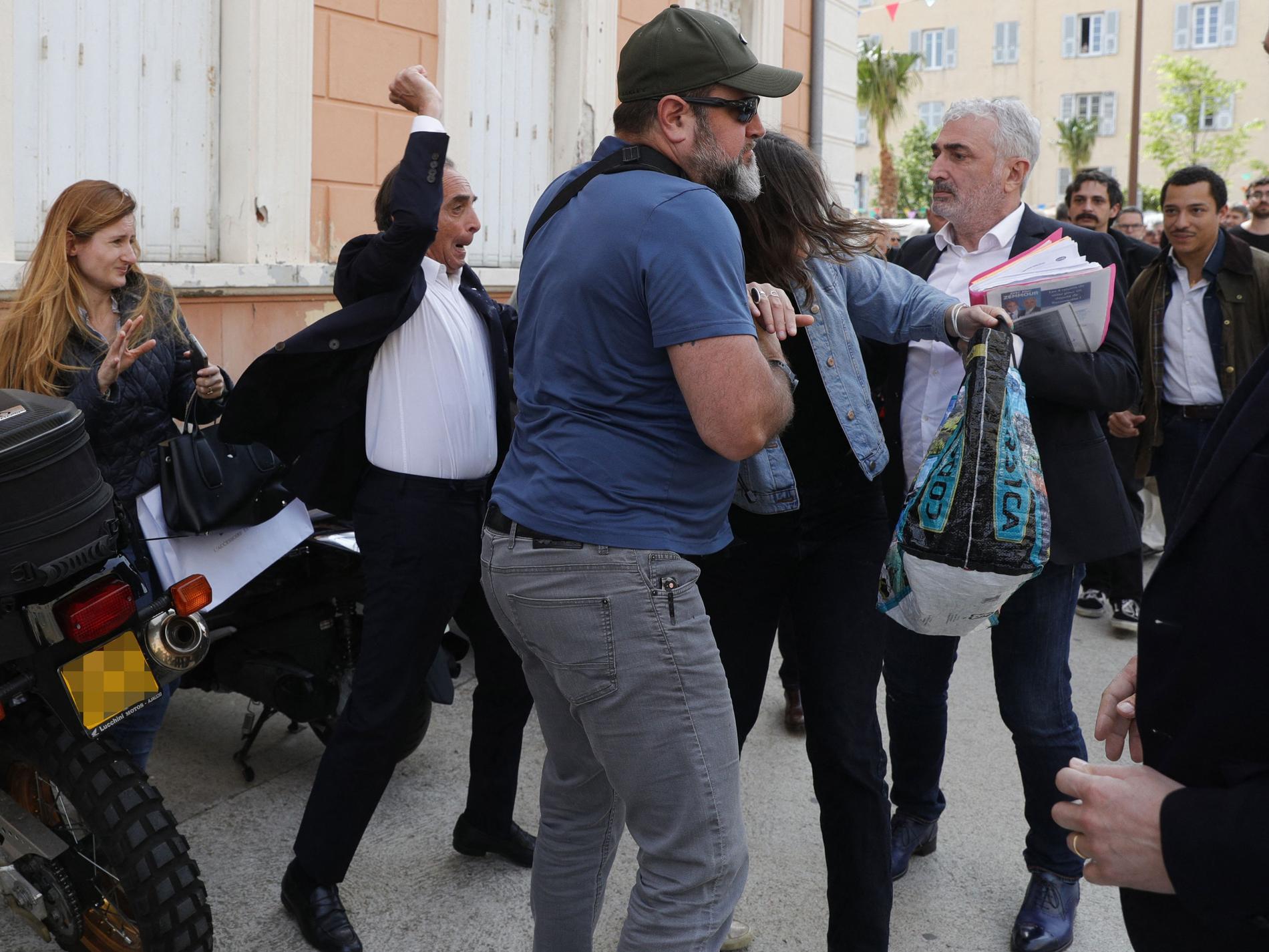 Politiker äggad på Korsika – slog tillbaka