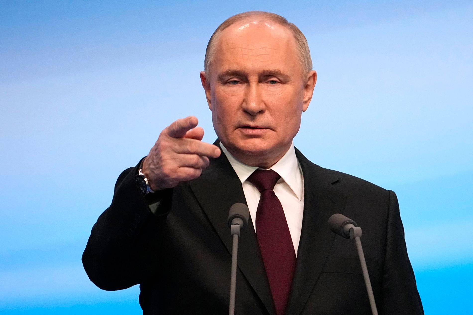 Rysslands president tillika diktator Vladimir Putin fick 87 procent av rösterna i det riggade valet i helgen. Här håller han tal för sina valarbetare.
